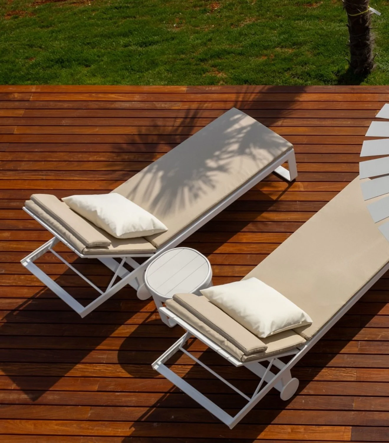 @gandiablasco_official chaise lounge and embrosa parasol.