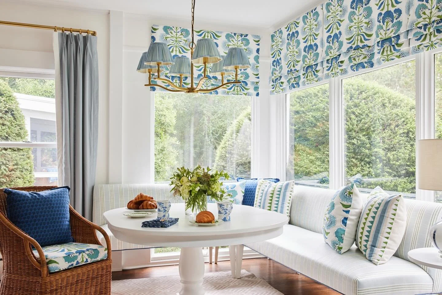 breakfast is served 🥐 
Design: @graciataylordesign
Styling: @graciataylordesign 
Photo: @sydneysheehanphoto