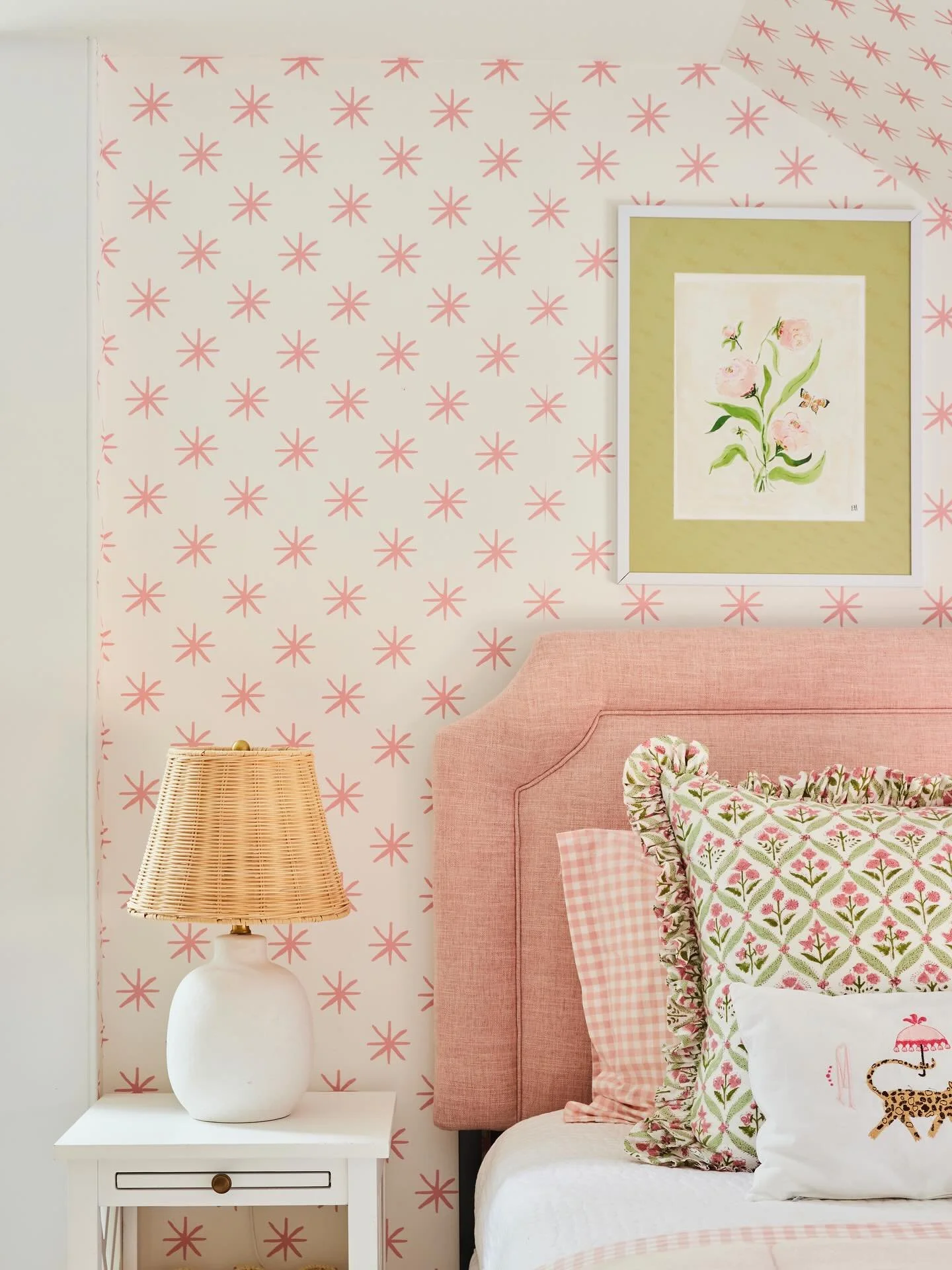 a world full of stars ⭐️ 
Wallpaper: @sarafitzstudio 
Art: @evelyn_henson 
Photography: @sydneysheehanphoto