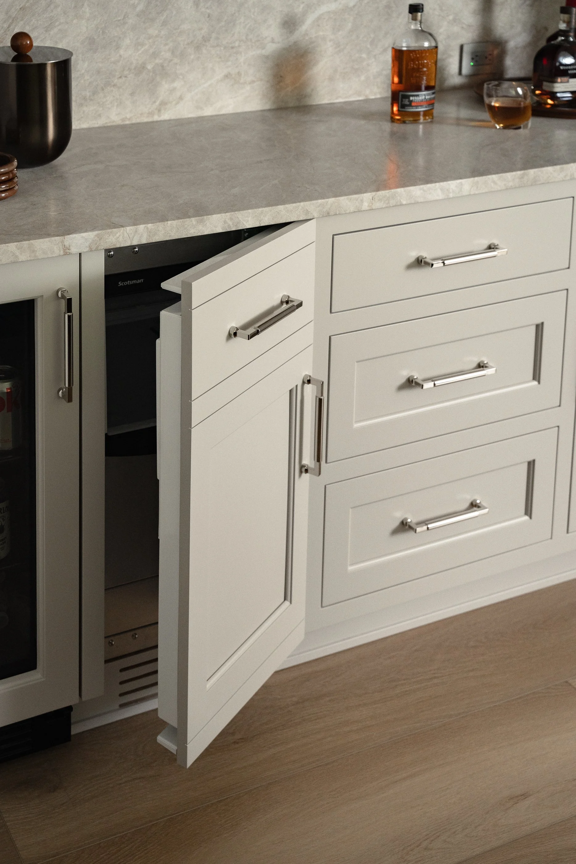 KitchenBar_JHP07862.JPG