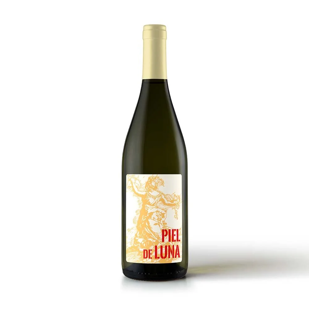 A bottle of wine with a white label featuring a stylized illustration of a figure with a lion and the text "PIEL DE LUNA" in red.