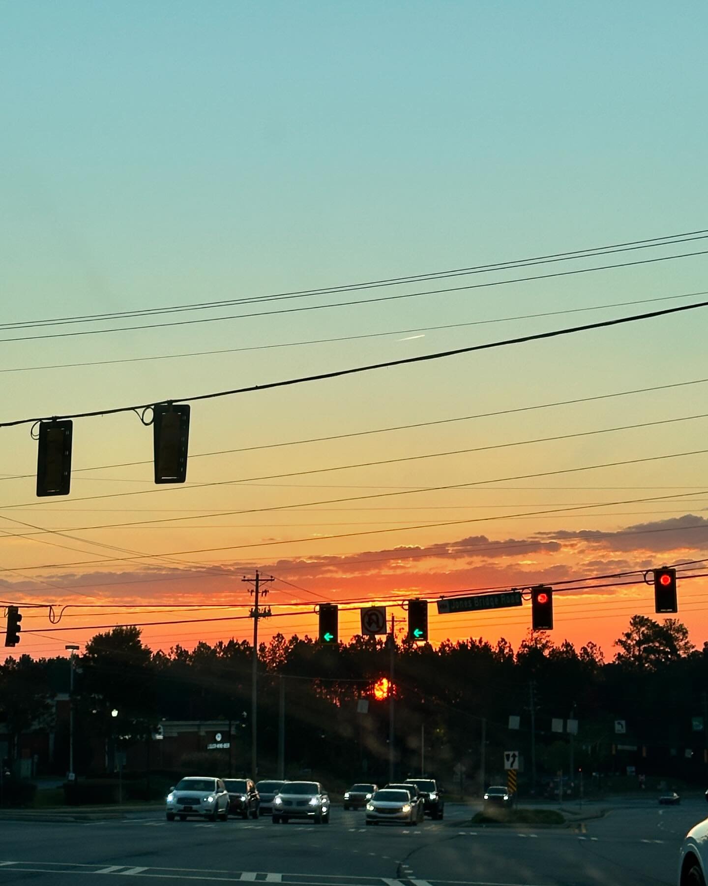 Even in the midst of the reality of the humanscape we have created there is great beauty to be revered, if you&rsquo;re willing to look for it. 🌅 #glimmer 
.
#sun #sunrise #city #atlanta #wordsofwisdom #monday #mondaymotivation #beauty #gratitude