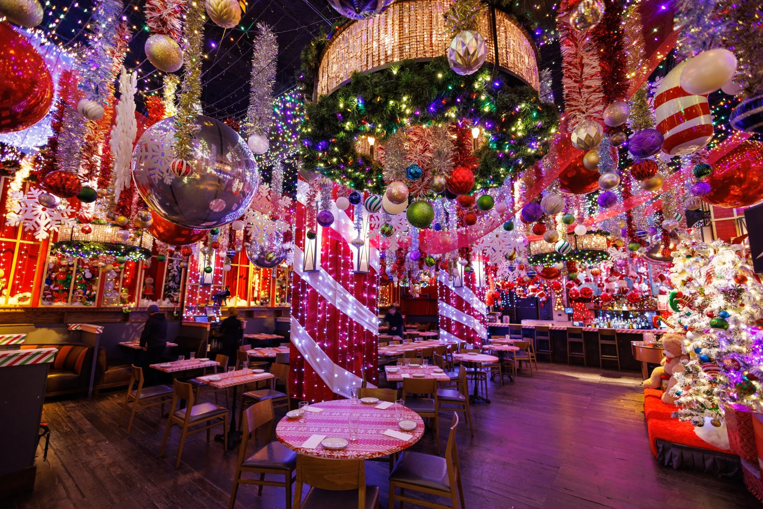 restaurants that decorate for Christmas in NYC