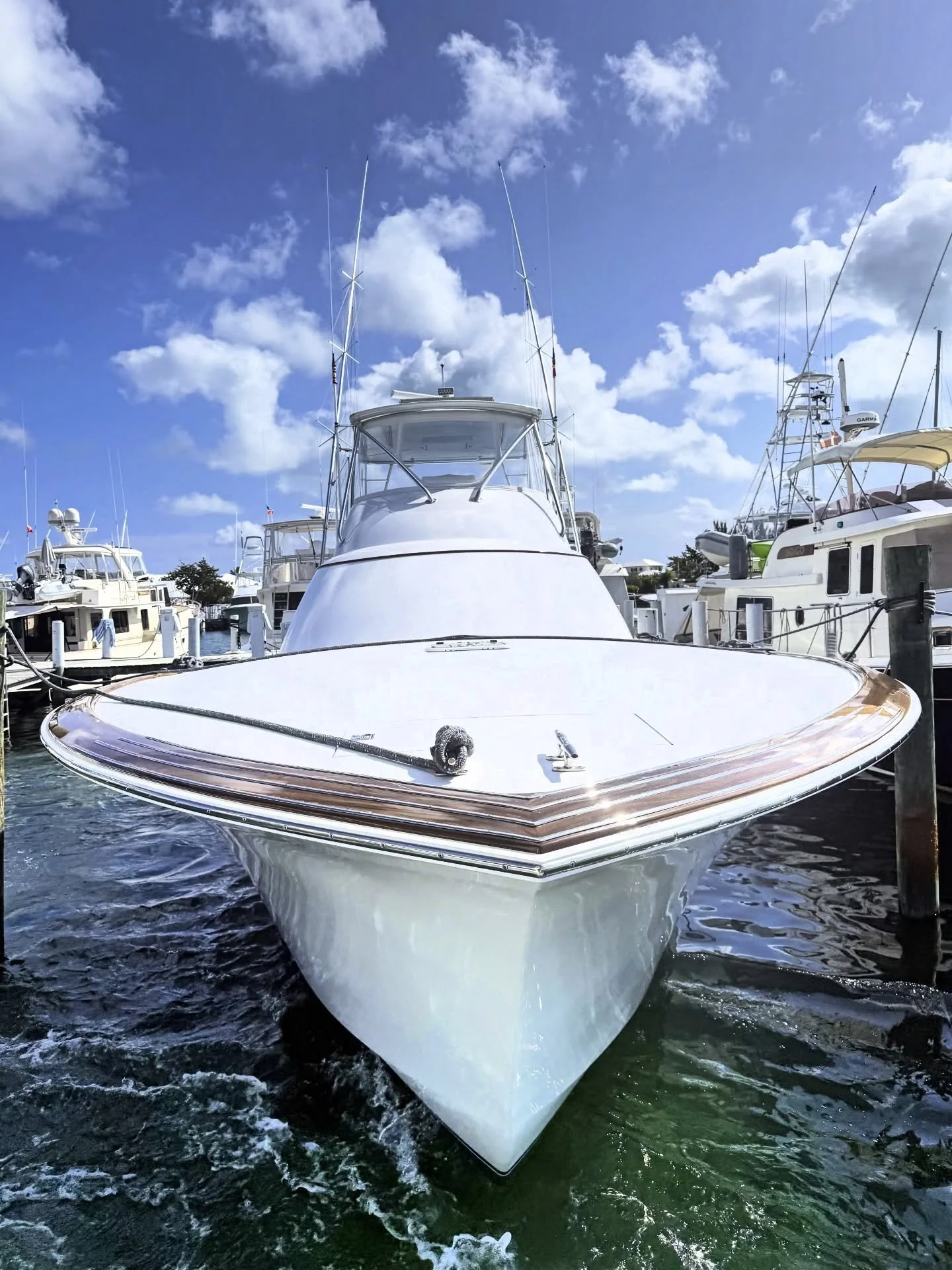 #FlareFriday Who can name the size and builder of this custom Sportfish? 👀 Comment below your best guess!
