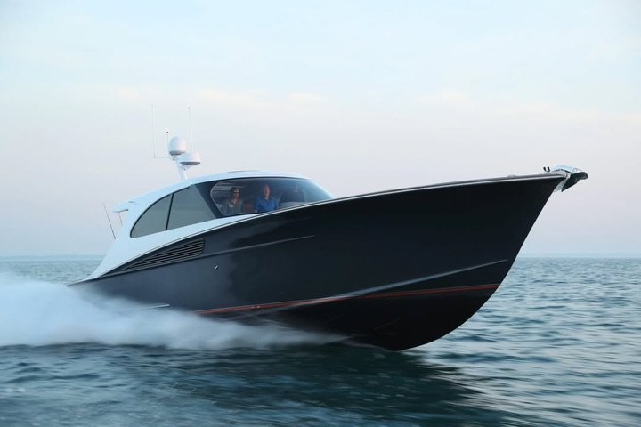 #FlareFriday featuring the 56 Foot Spencer Yachts build &ldquo;Jet Stream&rdquo; which is powered by Twin CAT 12.9 1000 HP diesels paired to dual 350 H Waterjets. The boat currently has out riggers, a new paint scheme and looks stunning. The top spee