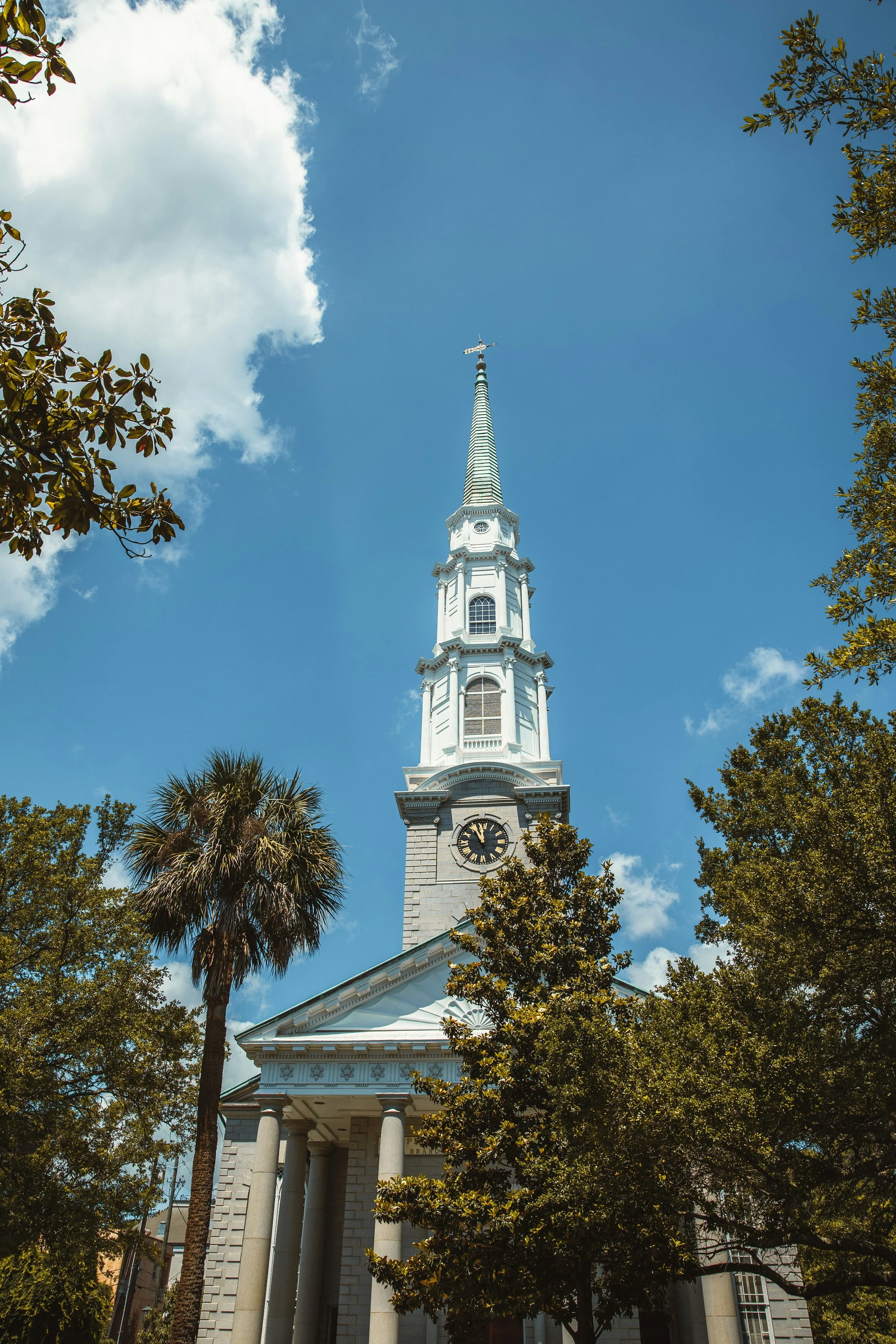 The white spire of a church in Savannah, Georgia. Drives & Detours Savannah self-guided tour