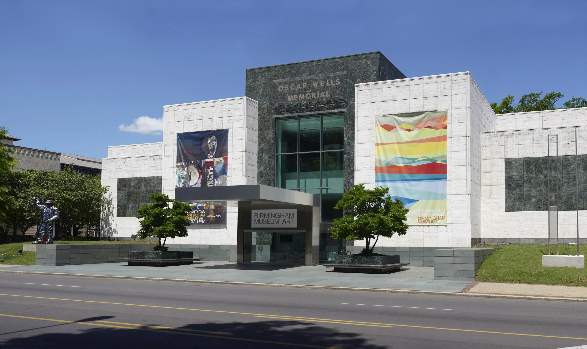 A large white and marble buidling advertises exhibitions with a sign that reads: Birmingham Museum of Art