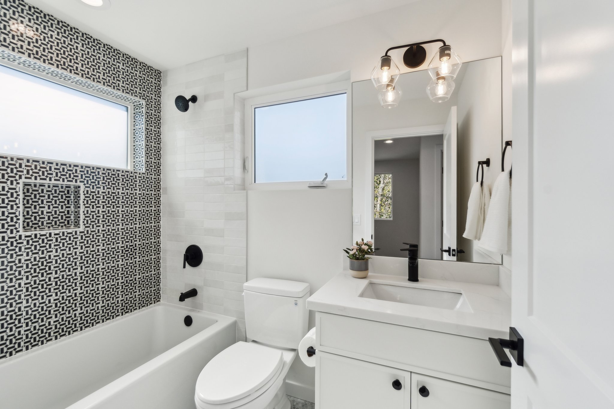 19-web-or-mls-8th Ave NE-1704-019.jpg