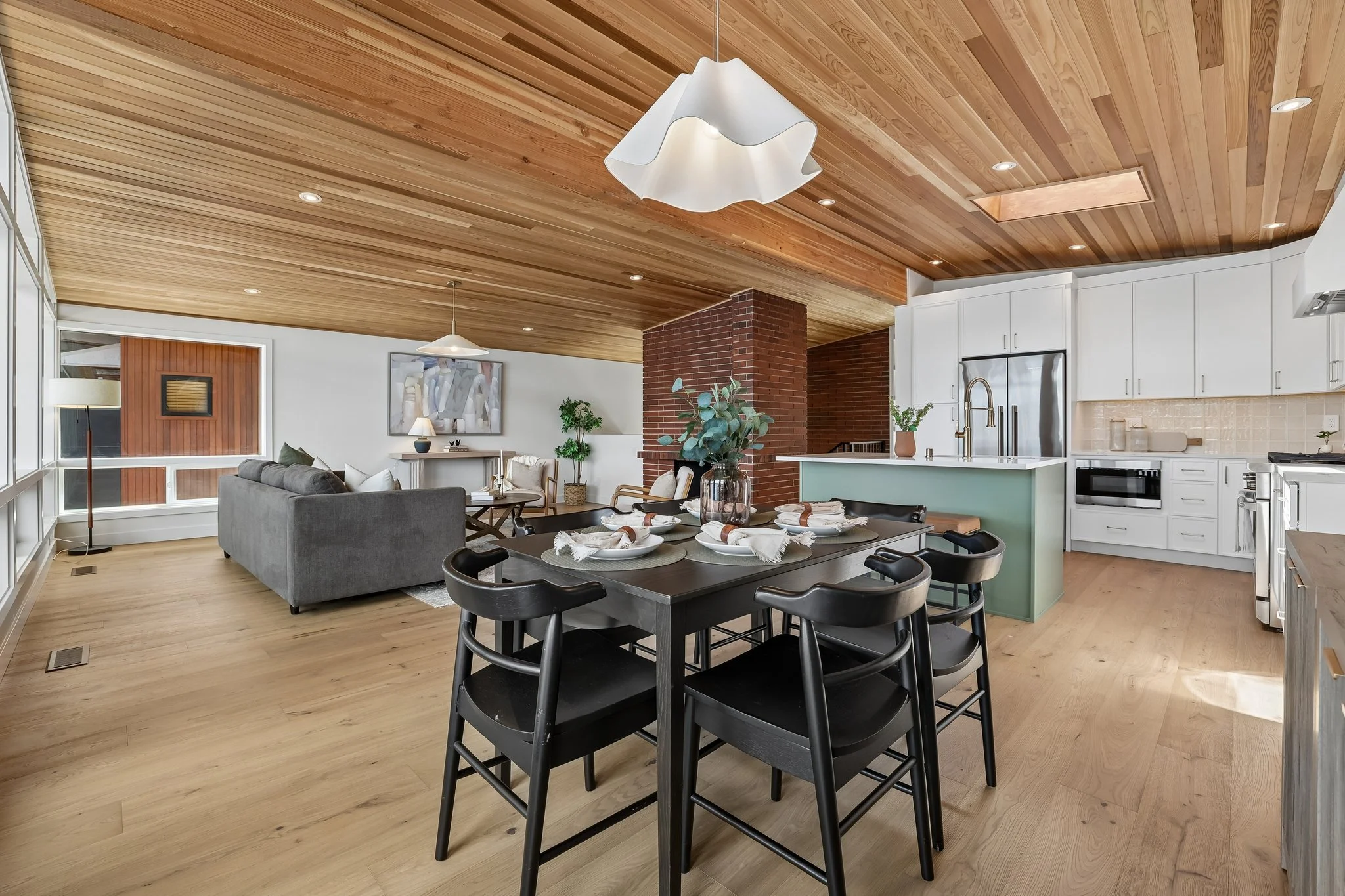 14-web-or-mls-Riviera Pl-S0506-014.jpg