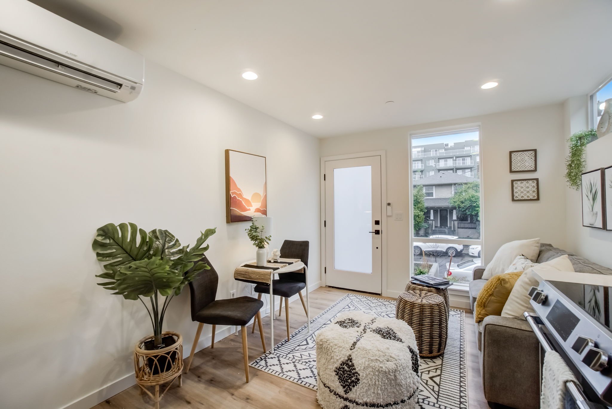 7-web-or-mls-Brooklyn Ave NE-007.jpg