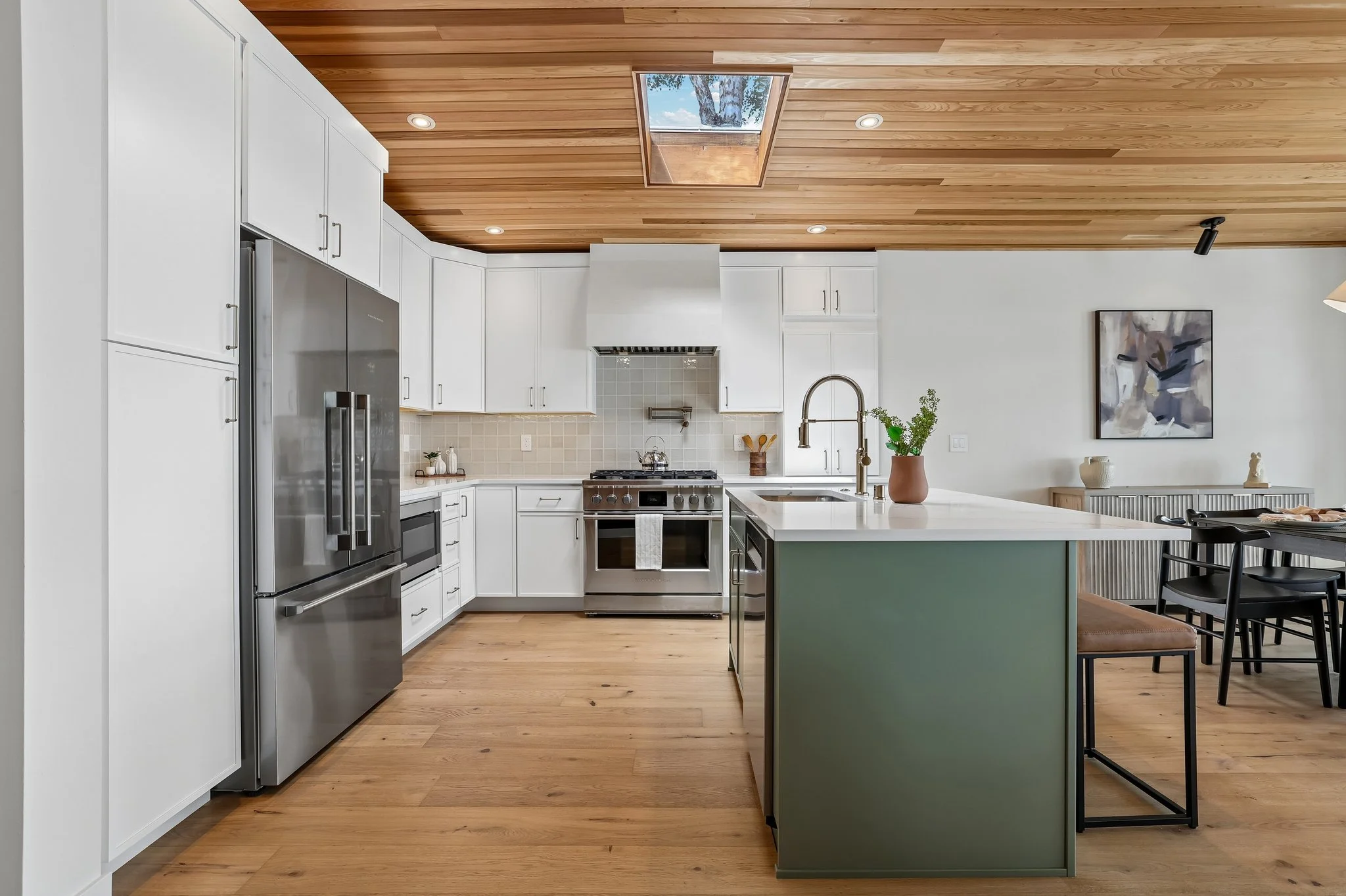17-web-or-mls-Riviera Pl-S0506-017.jpg