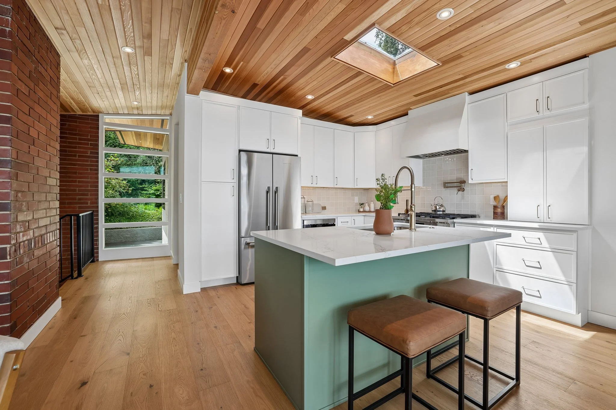 18-web-or-mls-Riviera Pl-S0506-018.jpg