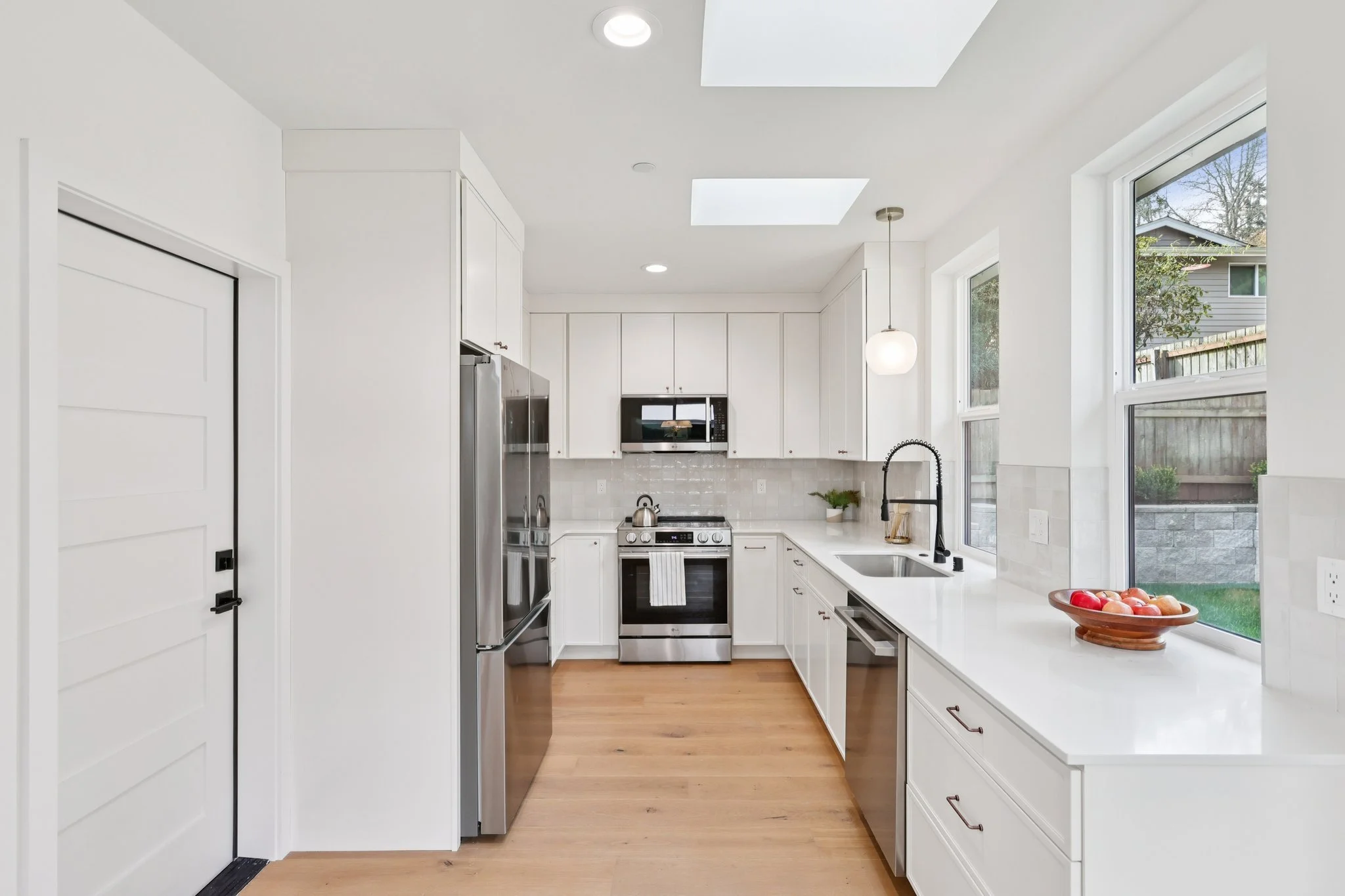 16-web-or-mls-5th Ave NW-S0104-016.jpg