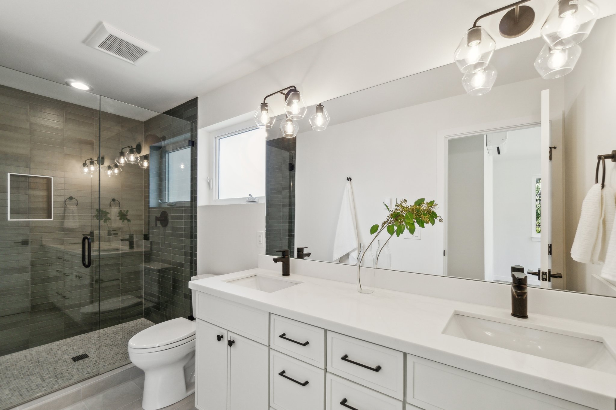 22-web-or-mls-8th Ave NE-1704-022.jpg