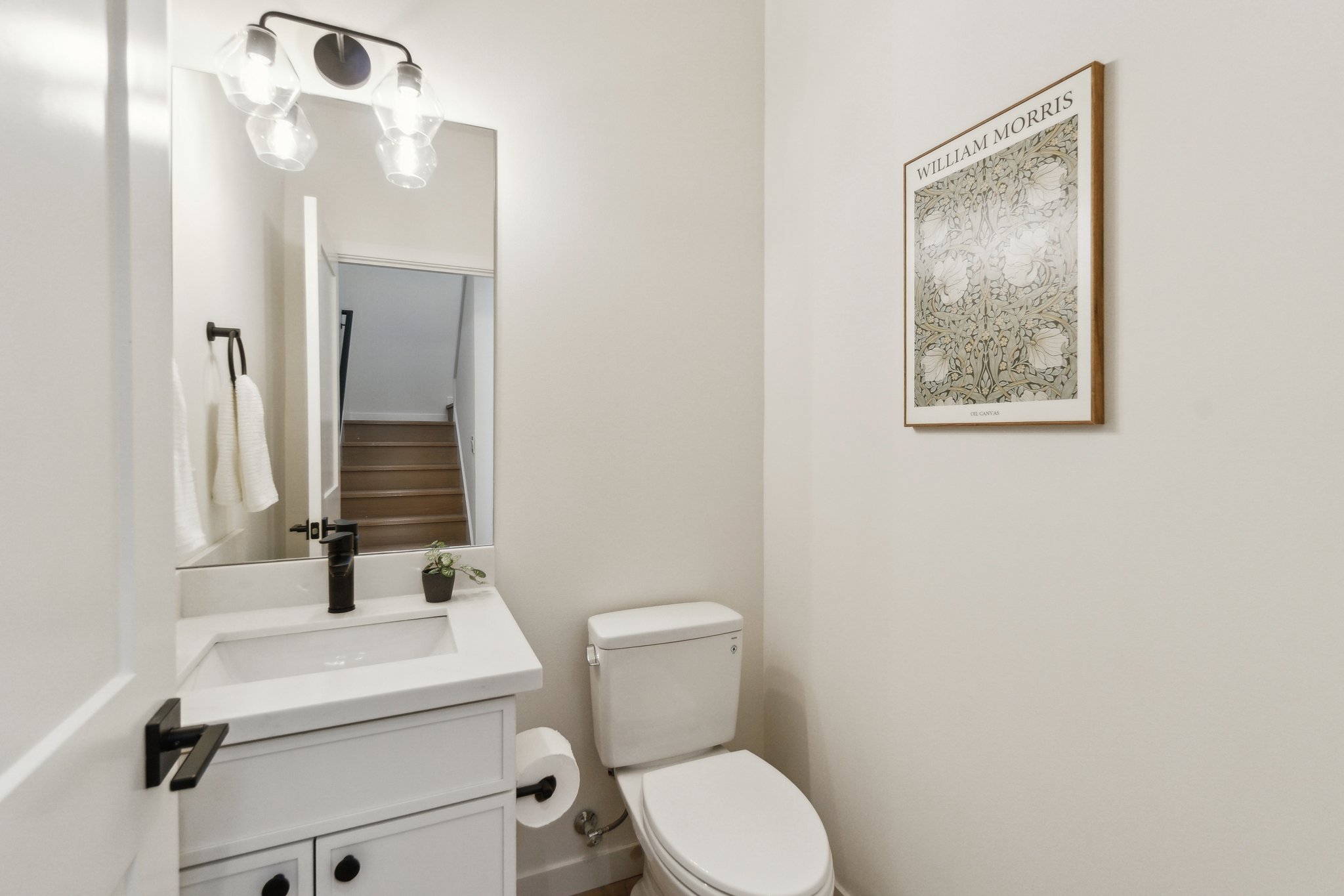 16-web-or-mls-8th Ave NE-1704-016.jpg