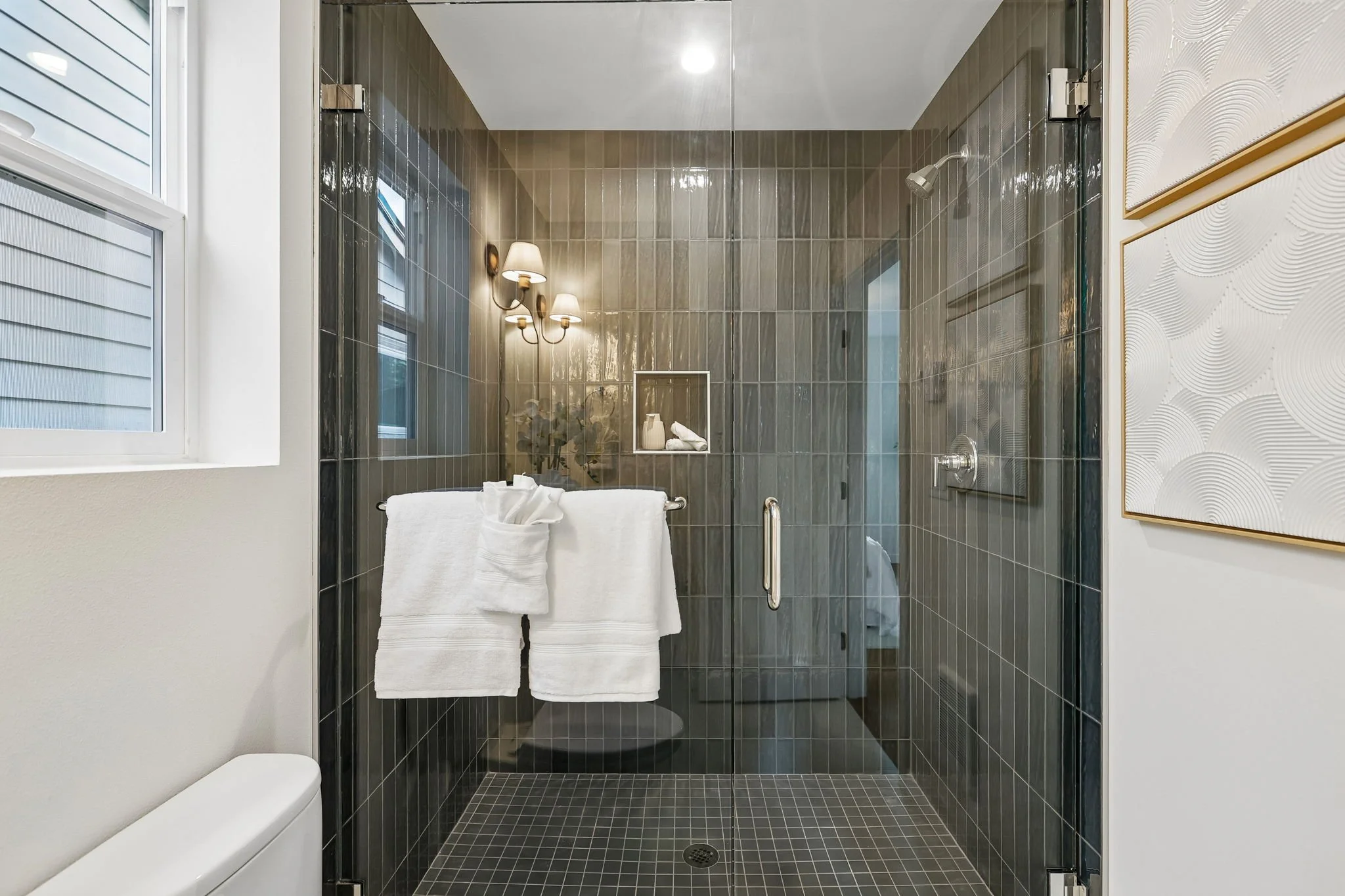 27-web-or-mls-13717 Stone Ave N 2-S2910-027.jpg