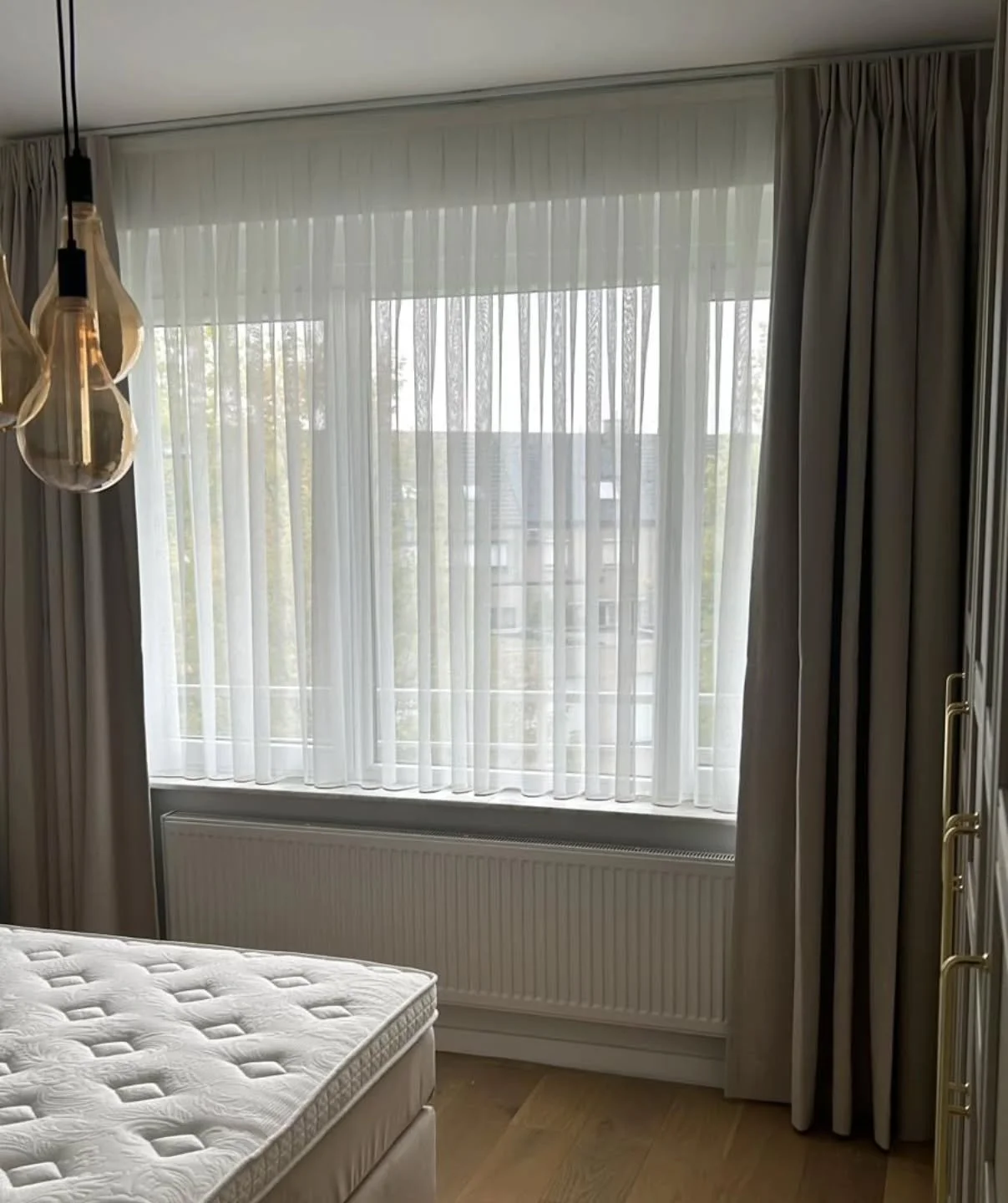 Een tijdloze raamdecoratie voor in de slaapkamers. Combinatie van glas- en overgordijnen. 

Overgordijnen voor volledige verduistering en glasgordijn voor privacy overdag.