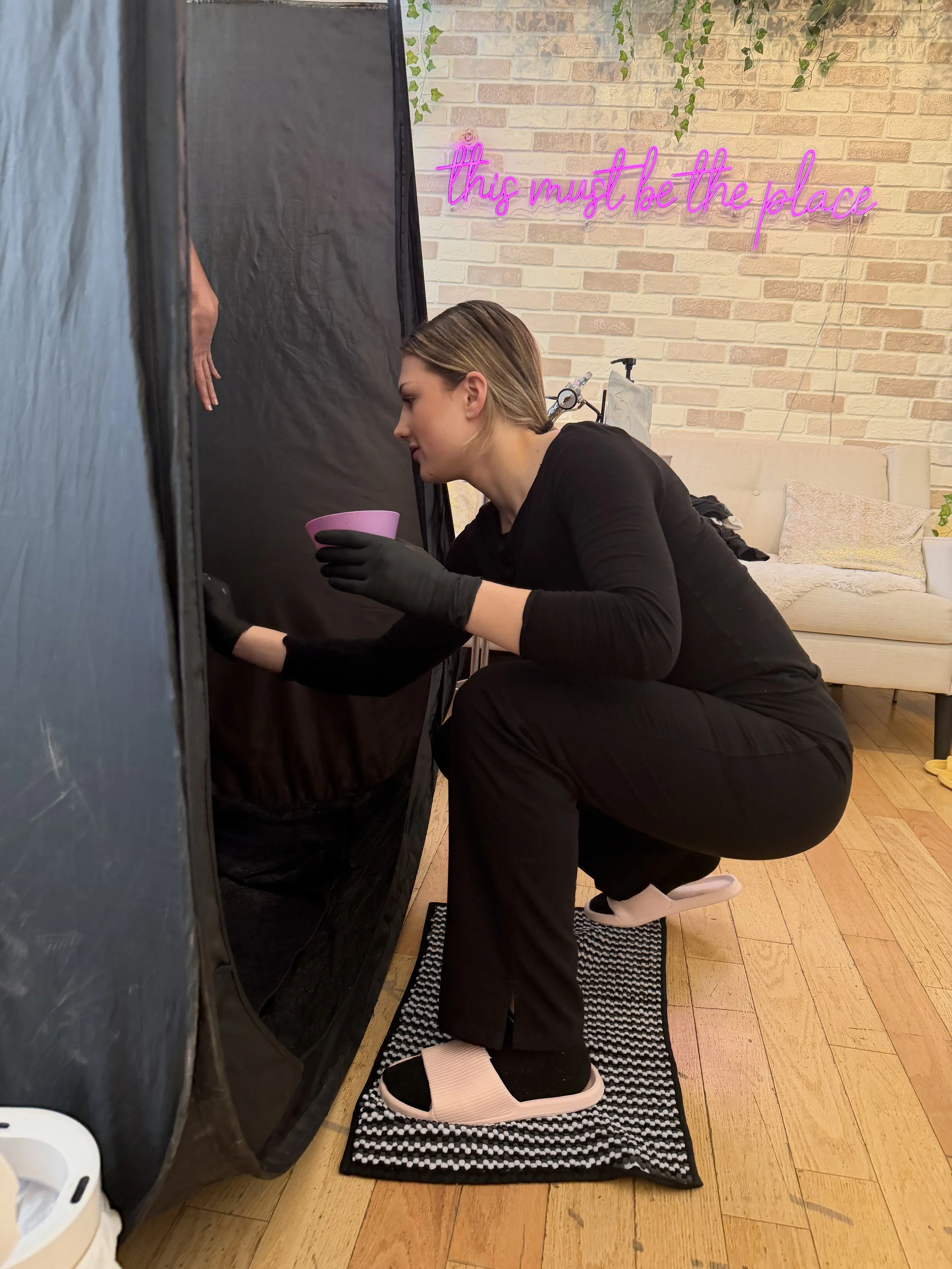 Brooklyn of All That Beauty Bar in Ottawa giving a spray tan