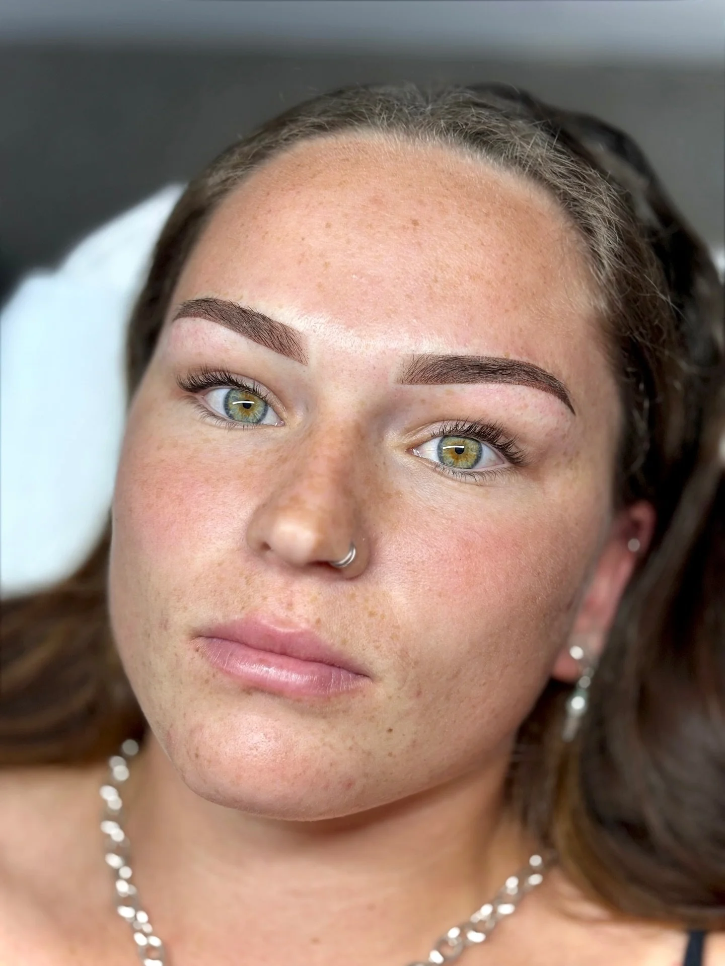 Would you believe these brows were tattooed? 🙊

Swipe ➡️ to see where we started&hellip;
If you&rsquo;ve ever felt like your brows are a little uneven, sparse, or just not framing your face properly &mdash; this is exactly what Ombr&eacute; Brows ar