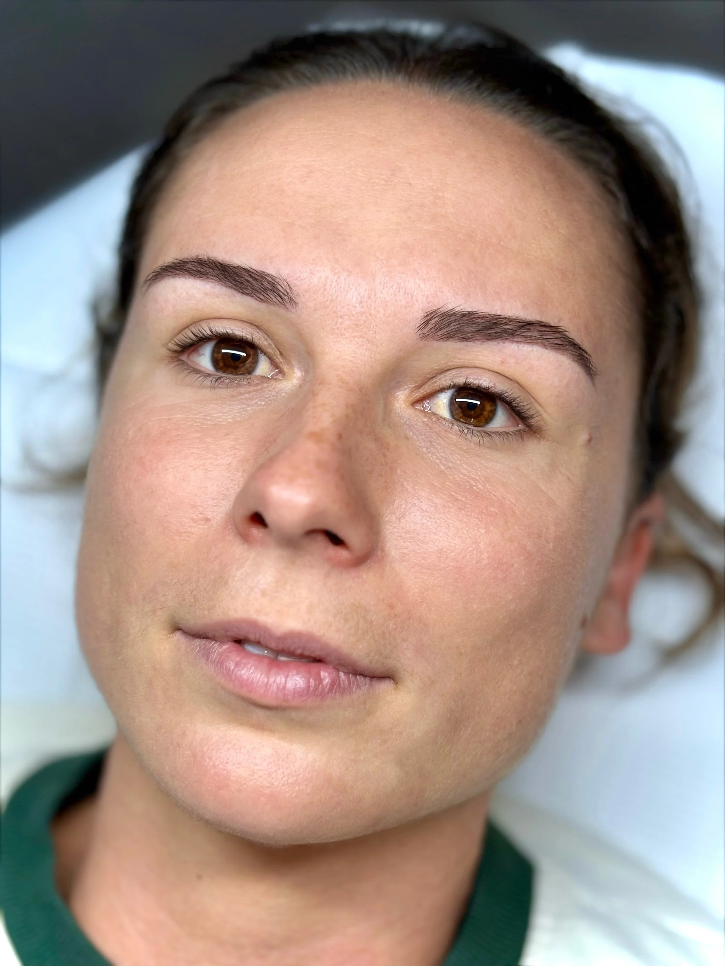 Healed Ombr&eacute; Brows 🤍
Swipe ➡️ to see where we started&hellip; 

It doesn&rsquo;t always have to be about going darker or bolder. 

For this client, the biggest difference came from refining the shape, creating a little more balance and adding