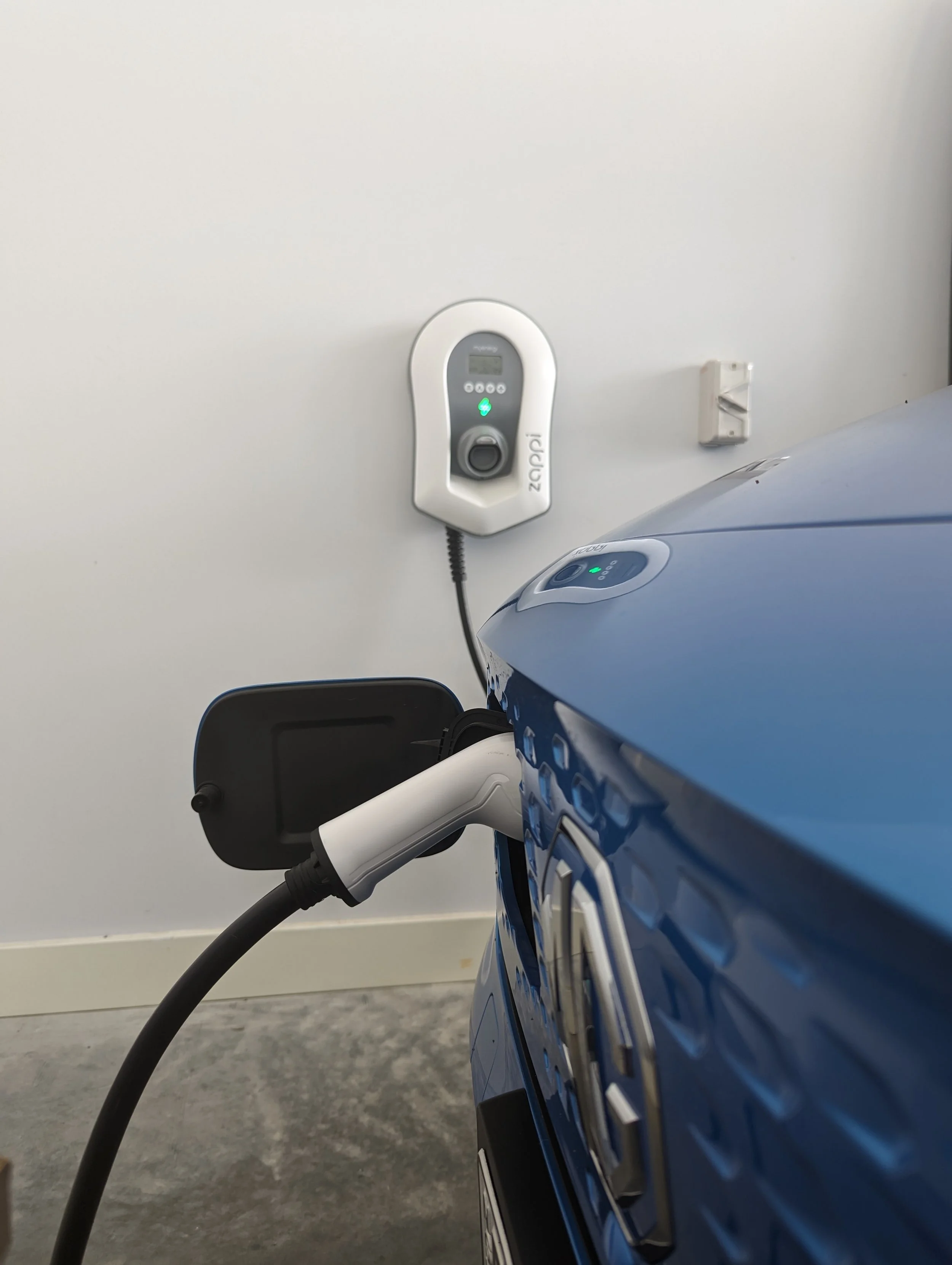 Brilliant blue MG EV with its very own Zappi @ Gillieston Heights.