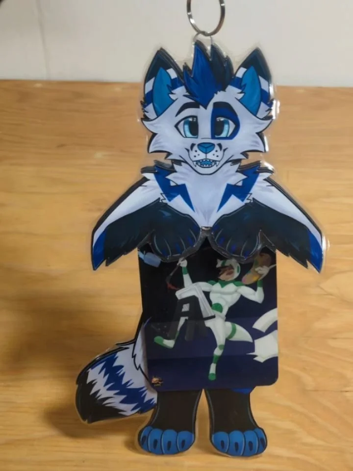 Double sided grabby badge for @bowie.fox ! you can order your own on our website! link in bio. It holds your con badge! Check out the details on this! I spend a lot of time on shading and highlights!
#fursuit #furrybadge #furryart
