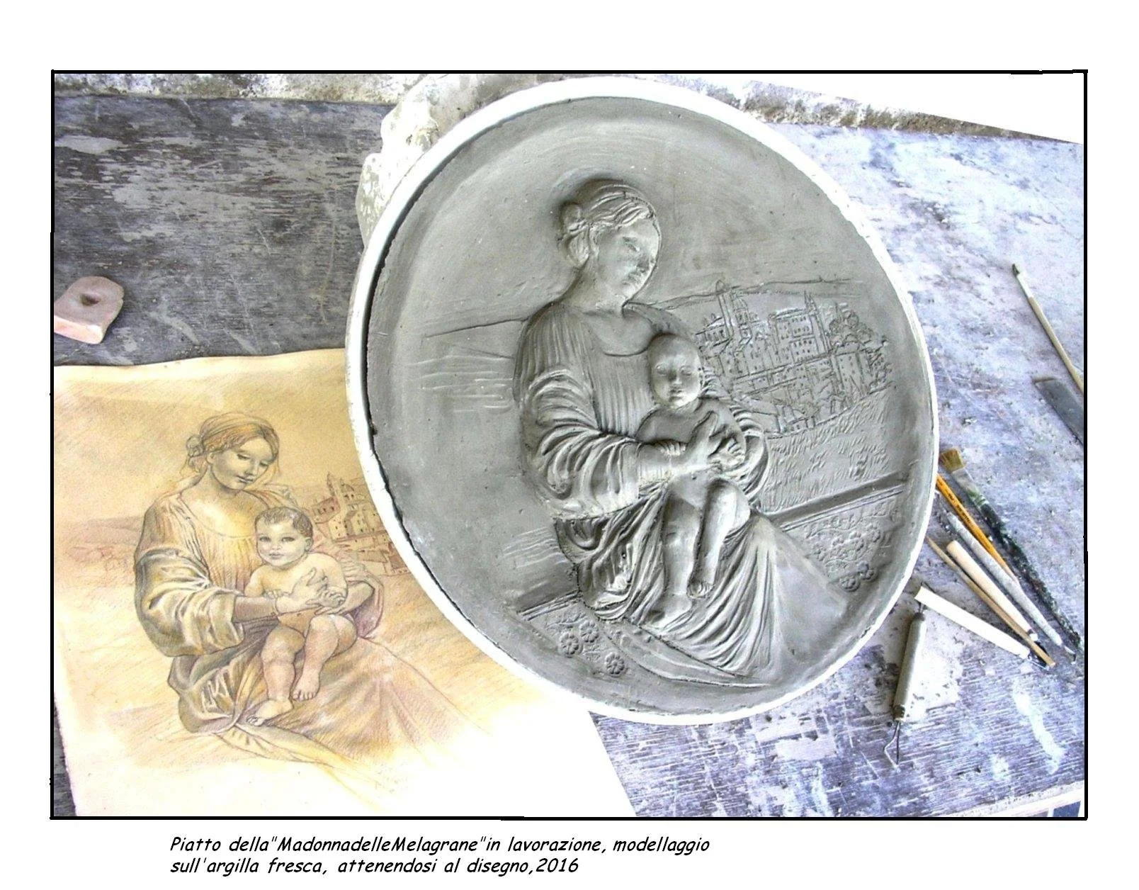 Modellaggio in argilla del piatto seguendo il disegno