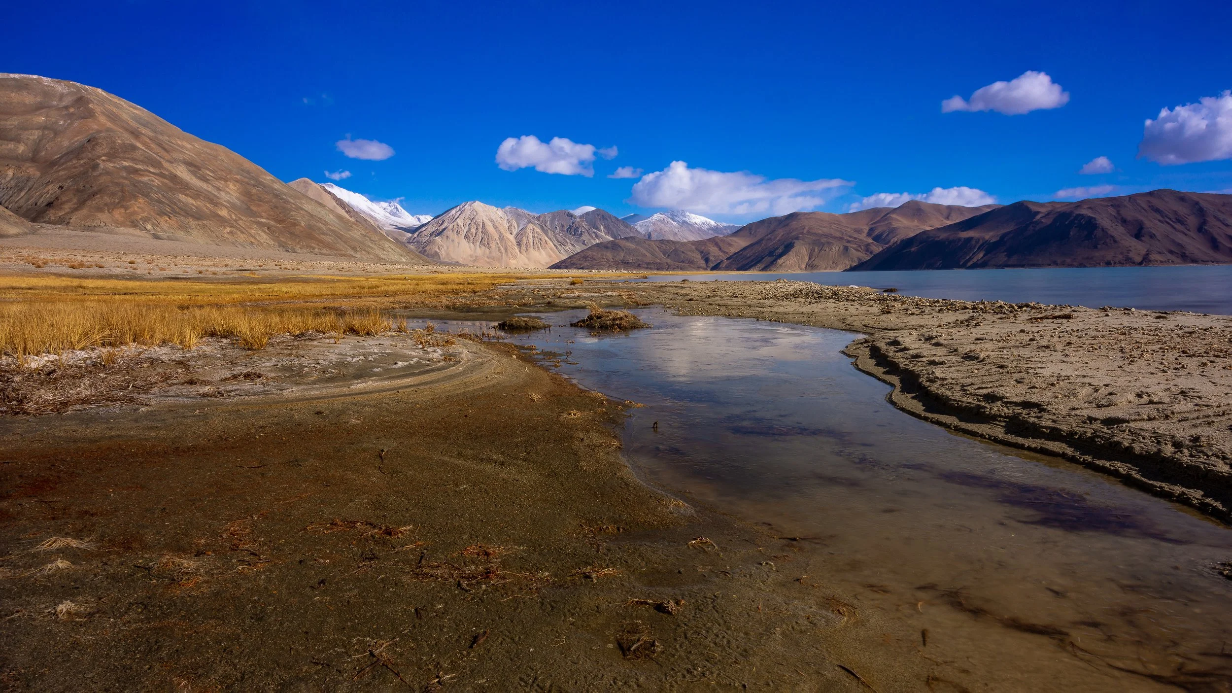 Leading lines to the mountains