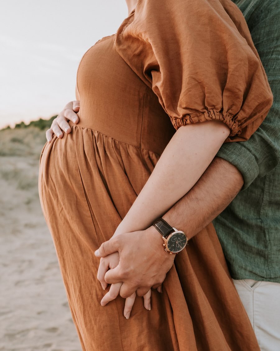 A calm evening by the sea, tiny kicks under mama&rsquo;s hand, and the most beautiful anticipation 💛