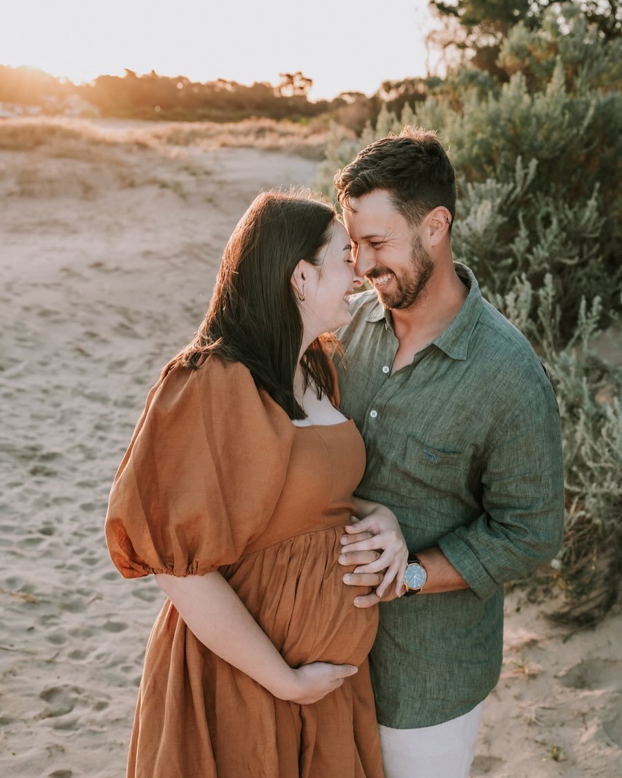 The ocean breeze, soft light, and so much love. Capturing these sweet parents as they wait to welcome their newest love is such a honour 💛