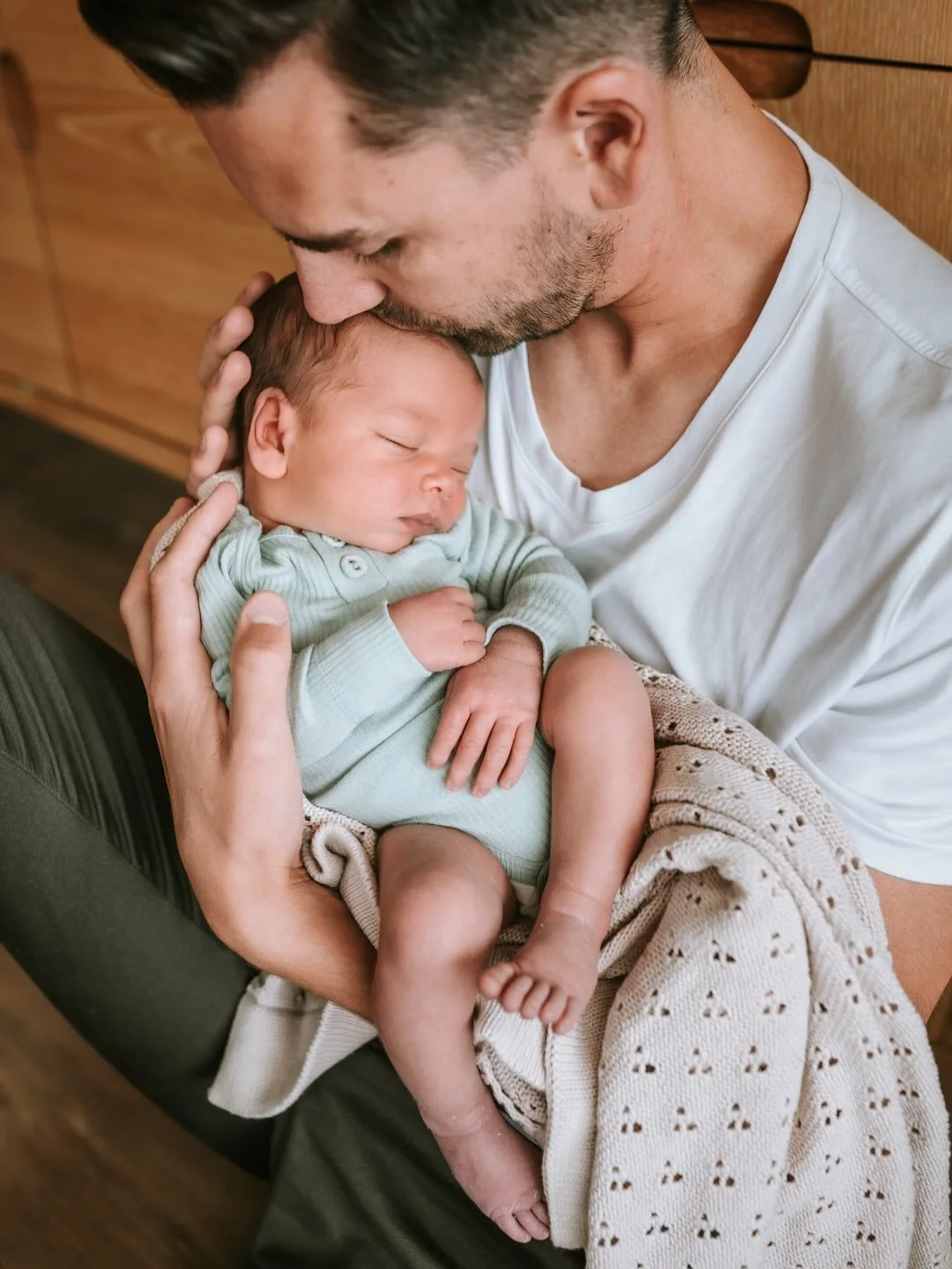 Dad&rsquo;s arms: the comfiest recliner in the house. 💚✨

Ready to bottle up your own family&rsquo;s story? Let&rsquo;s chat.

#oceangrovephotographer #newbornsession