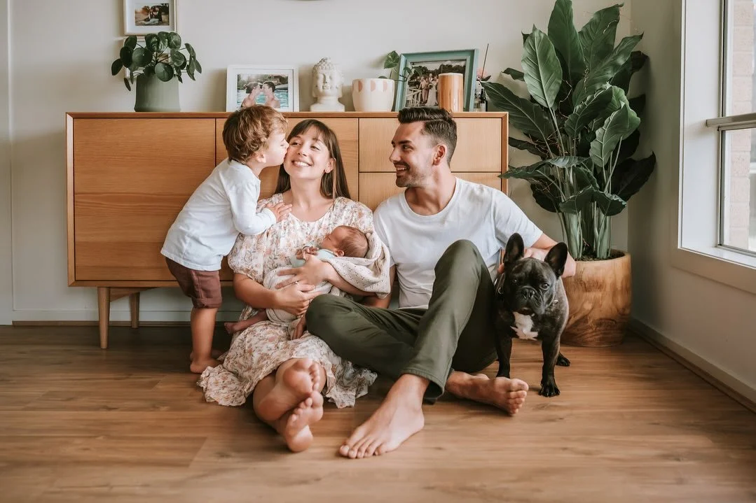 That&rsquo;s a wrap on this sweet in-home newborn session &mdash; complete with cuddles, kisses, and a very proud big brother (and don&rsquo;t forget the fur baby 🐾).

Because family photos aren&rsquo;t just about the perfect pose&hellip; they&rsquo