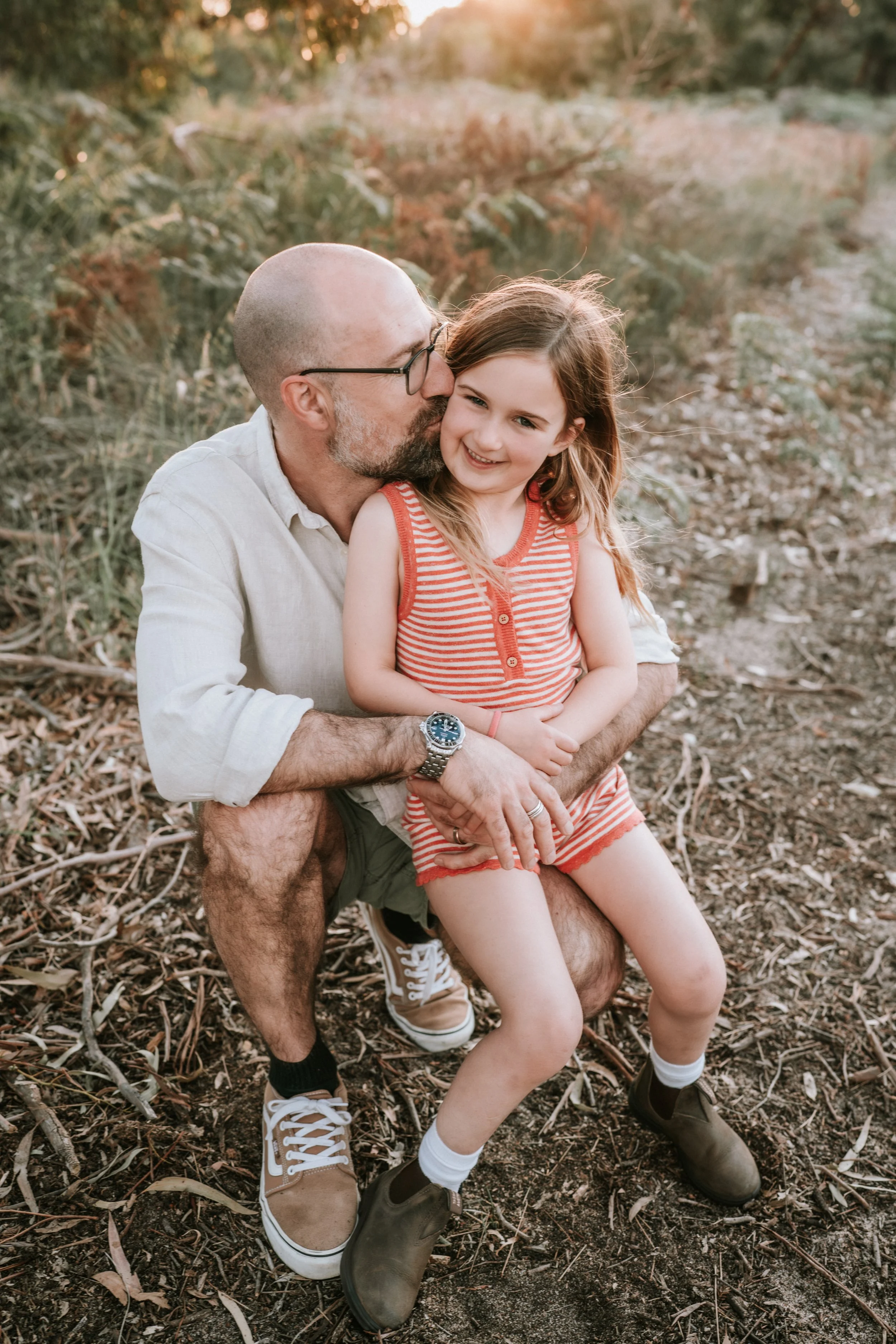 candid-family-santa-session-at-sunset.jpg