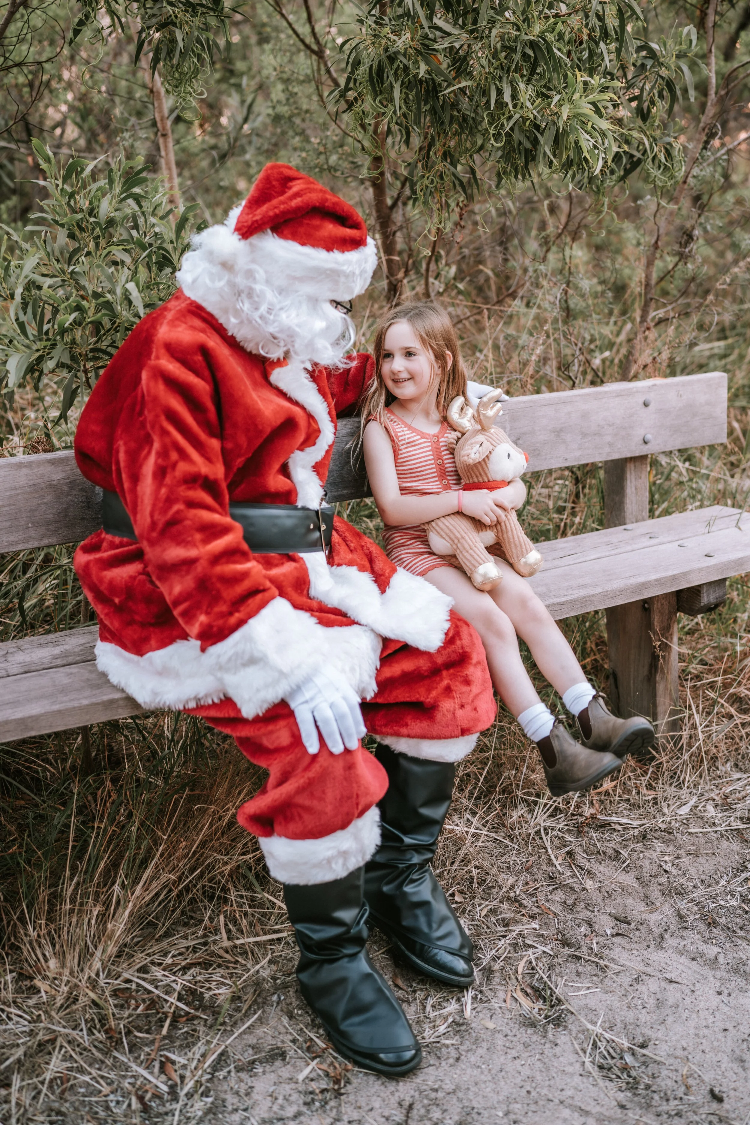 lifestyle-family-christmas-photos-santa.jpg