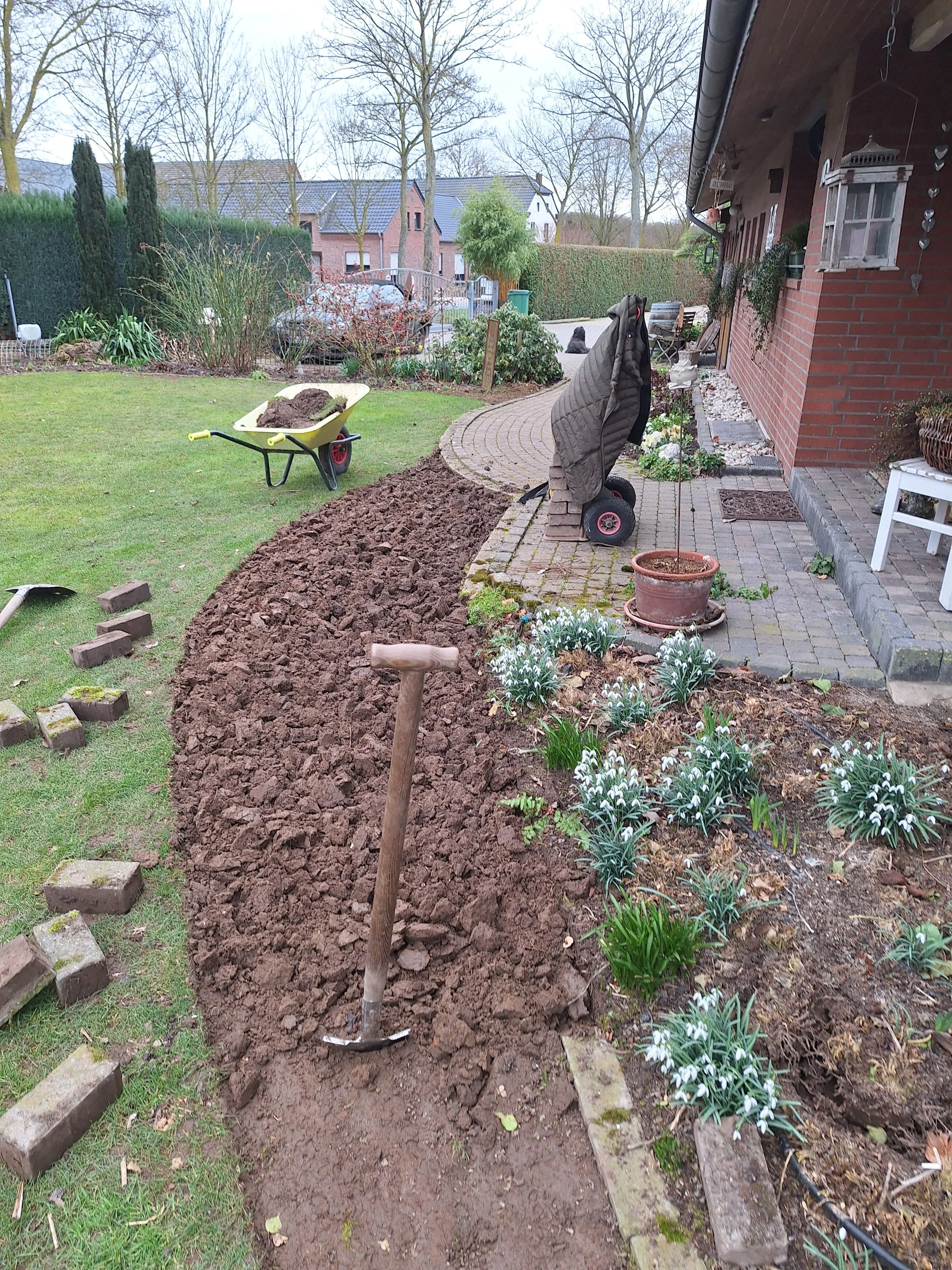 Eine kleine Beeterweiterung - wer braucht schon so viel Rasen?