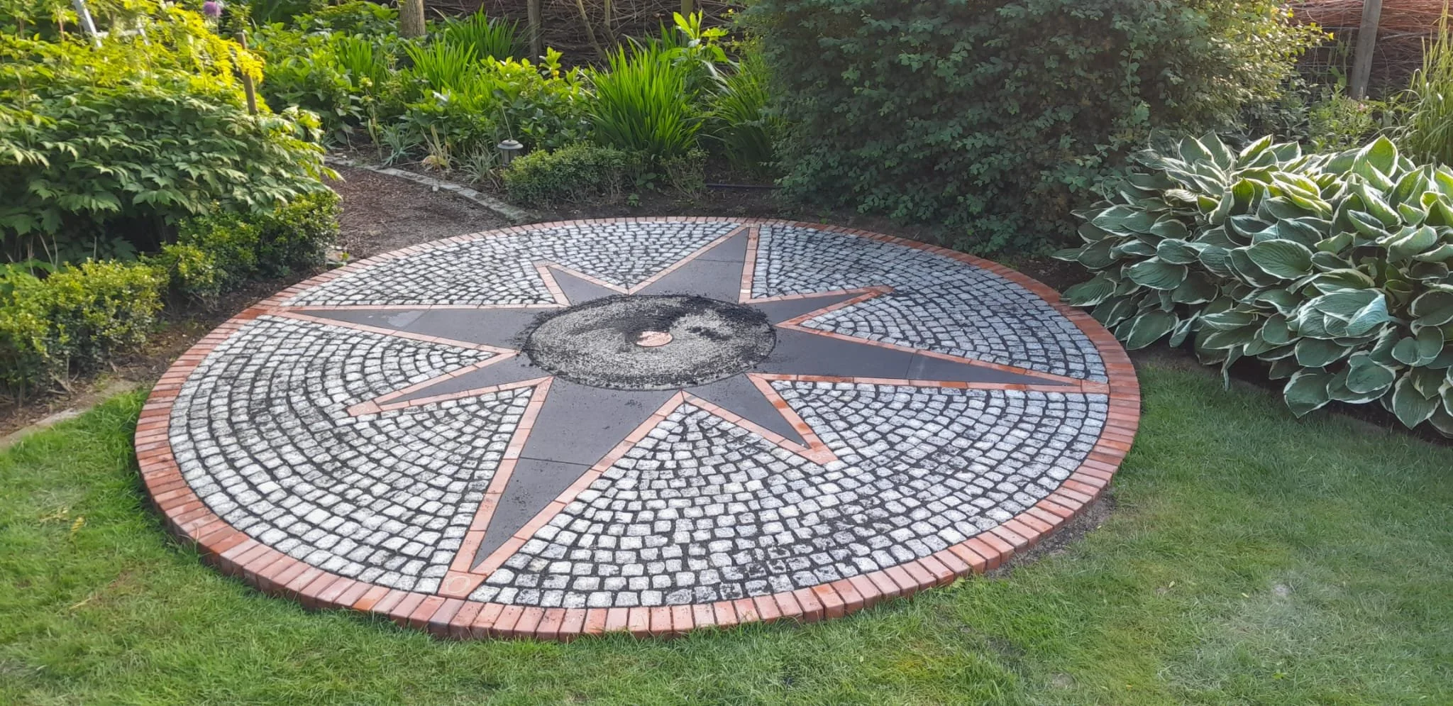 Eine Windrose als Sitzplatz und Hingucker, so verwerten wir Bau-Material-Reste