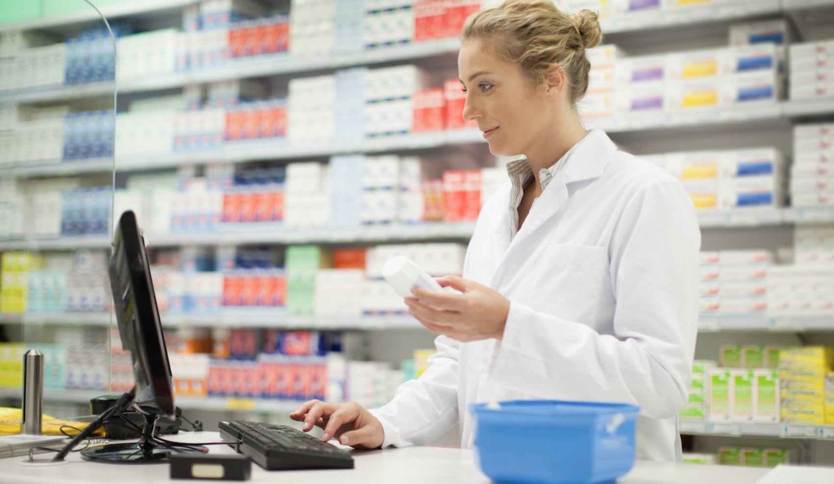 продавец проверяет товар. продавец проверяет товар. продавец проверяет товар. экспертиза качества потребительских товаров в магазине. выкладка бытовой химии.