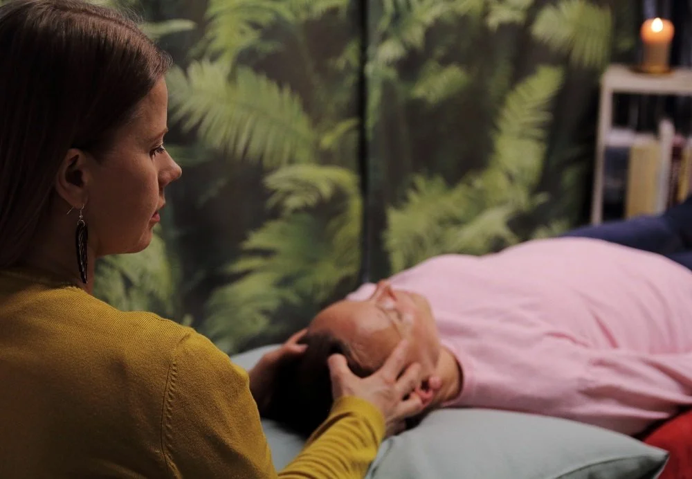 Access Bars -hoidossa kosketetaan kevyesti päässä olevia 32 eri pistettä, jotka liittyvät elämän eri osa-alueisiin.