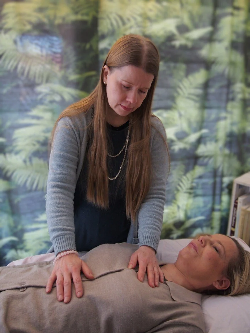 Sydämen ja vatsan alueella saattaa olla patoutuneita tunteita ja kireyksiä, joita voidaan helpottaa BodyMind energiahoidossa.