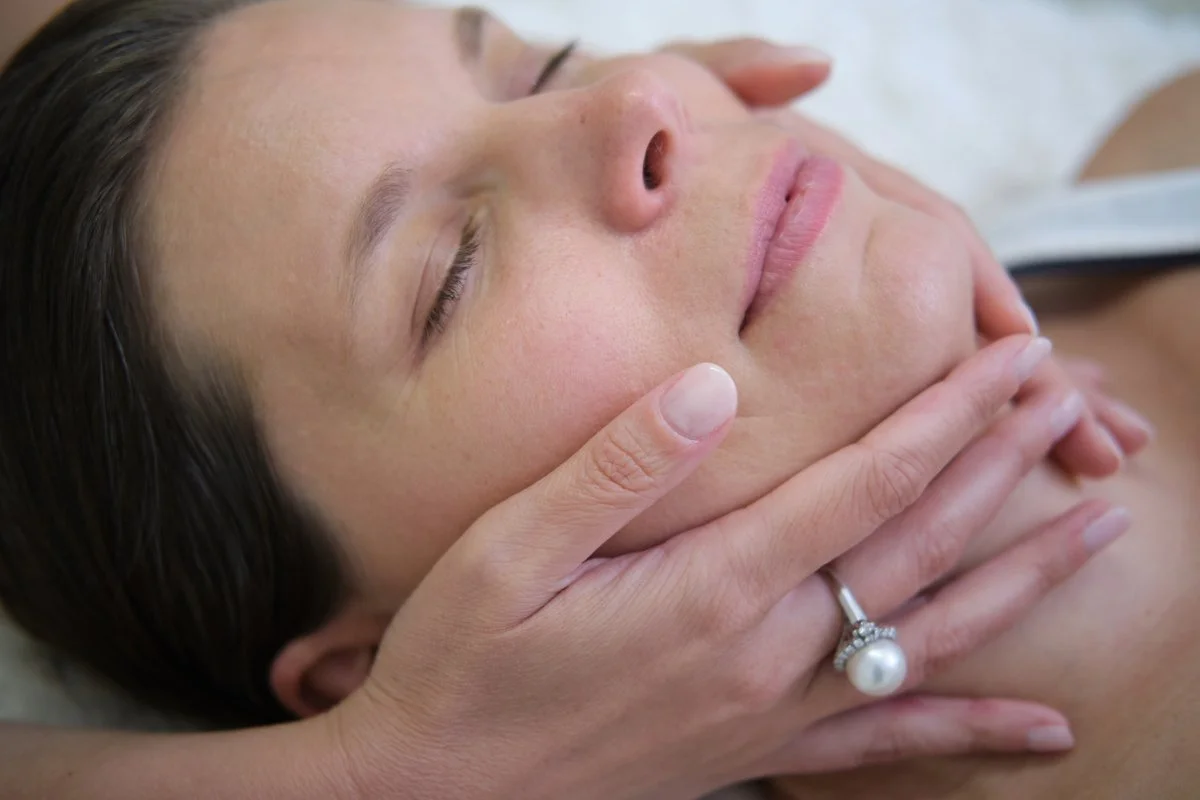 Access Facelift on hellä kasvoja eheyttävä energeettinen prosessi.