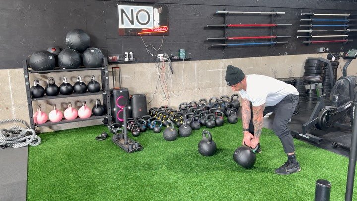 15 Minutes Is Enough

7am&ndash;7:30pm today.

I had 15 minutes before a client walked in.

No time to max out.
No time for something crazy technical.
No time to crush myself.

So I trained smart.

Swings. Gorilla rows.
Strict pull-ups + ring dips.
H