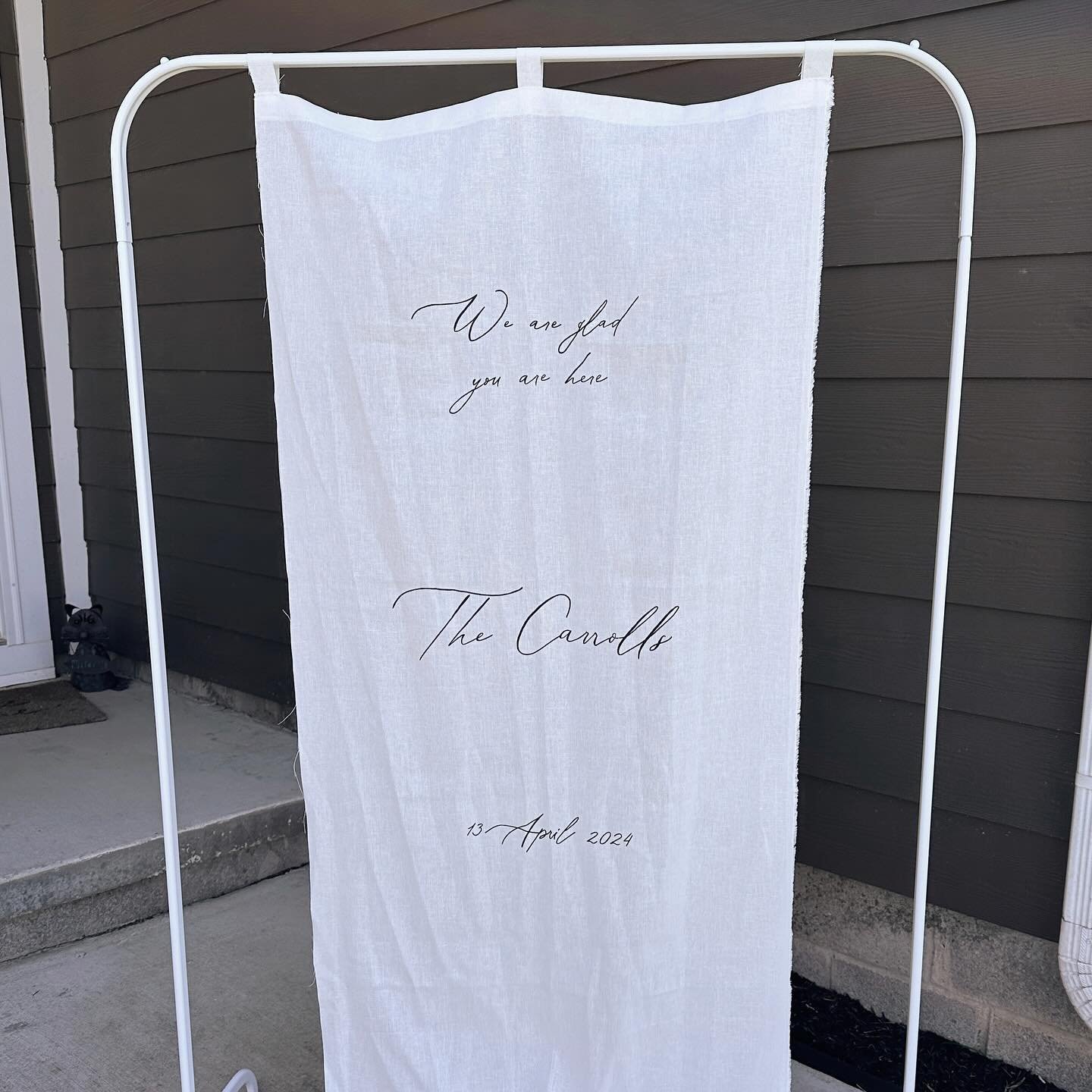 Not the greatest photos in existence but hey, whatcha gonna do💁🏻&zwj;♀️ I&rsquo;ve been slowly introducing linen signs to my offerings and I&rsquo;ve been loving them!

The lettering is handpainted and for these ones specifically, I even sewed litt