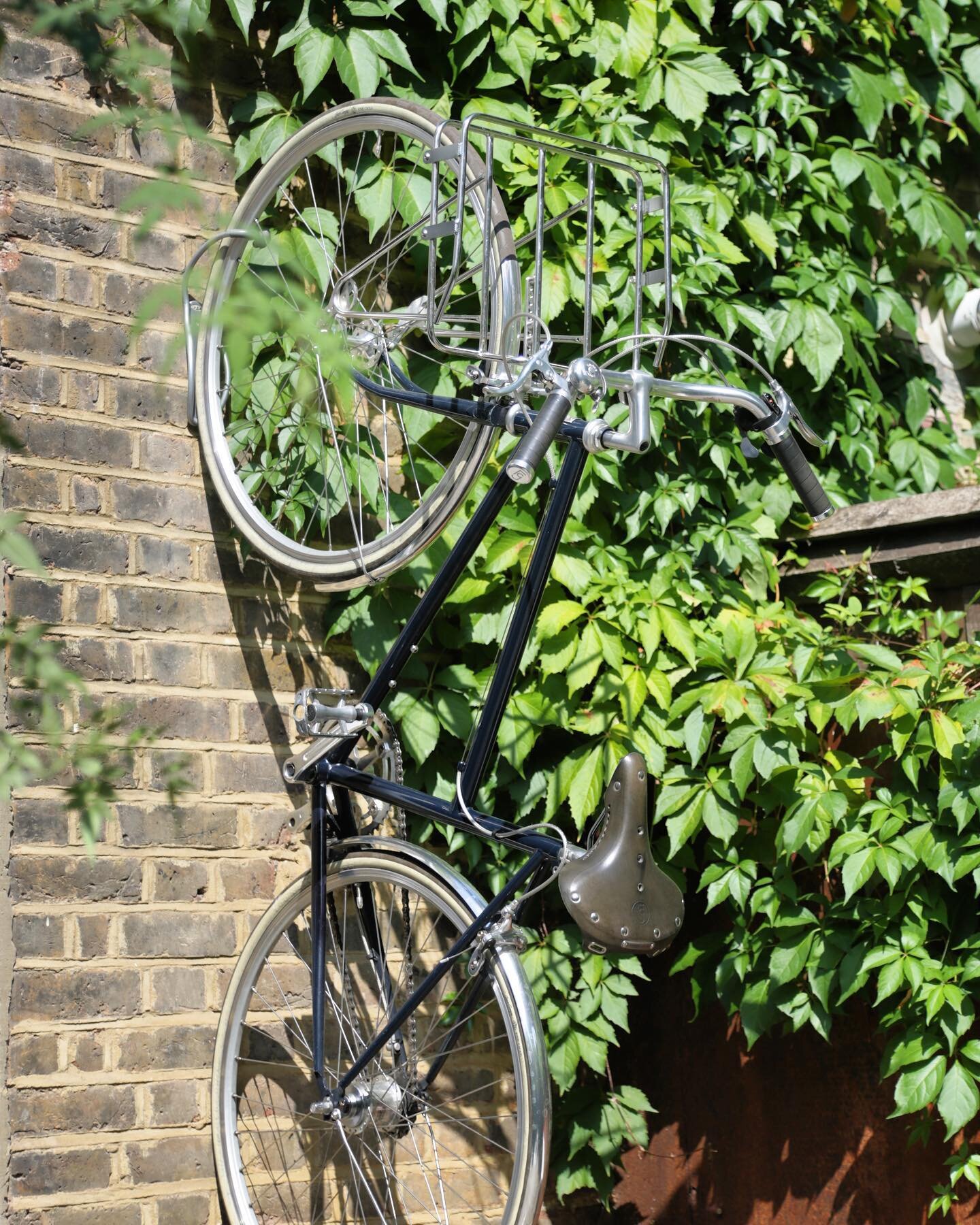 Hope everyone has had a restful Bank Holiday weekend. Here&rsquo;s a shot from last week of the Westbourne hanging in our lovely sunny garden ☀️

#freddiegrubb