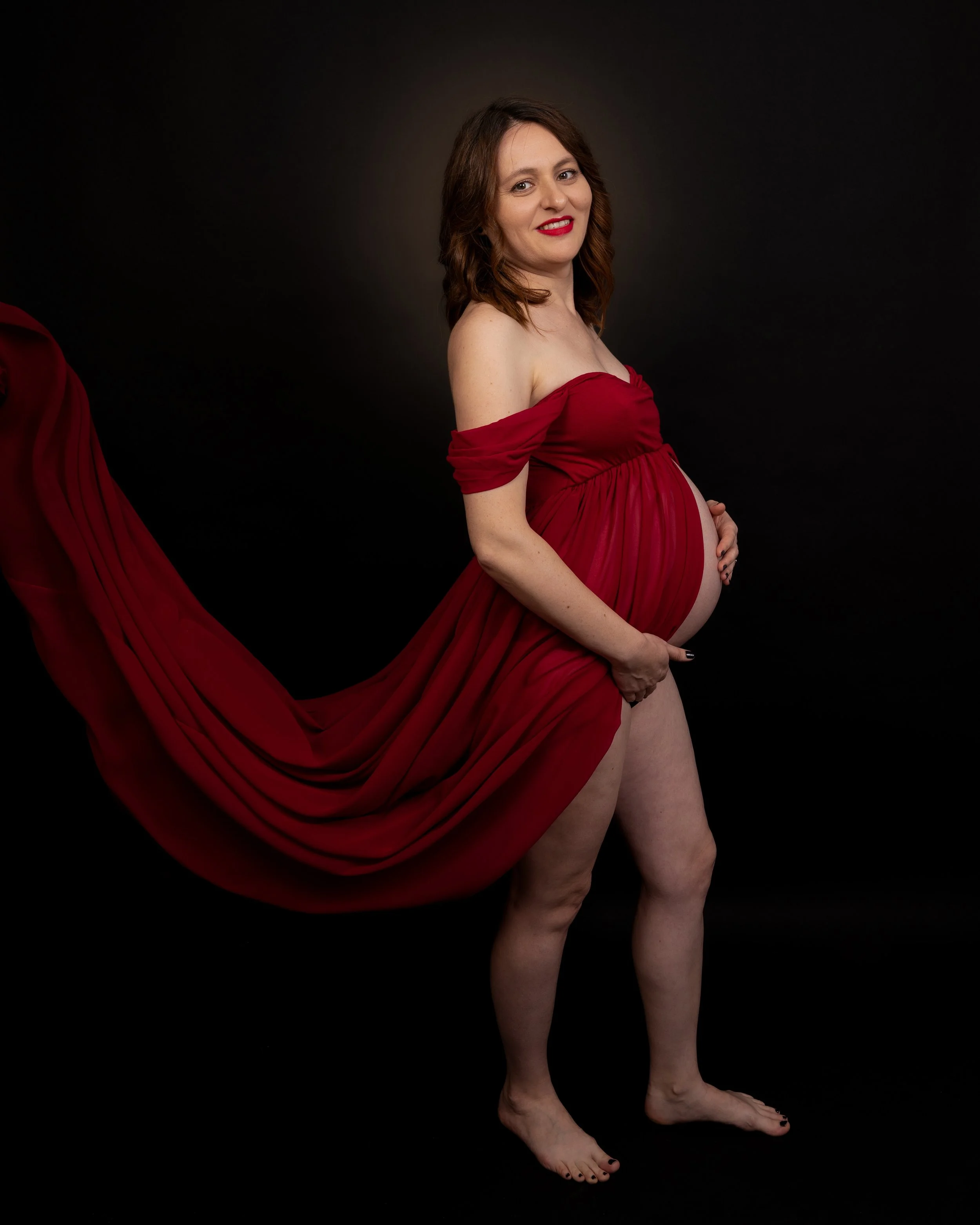 Natural maternity photoshoot in Luton capturing pregnancy moments