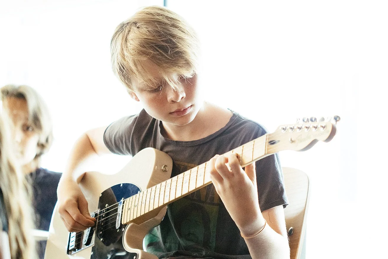 PLAY GUITAR AT LIVE.jpg