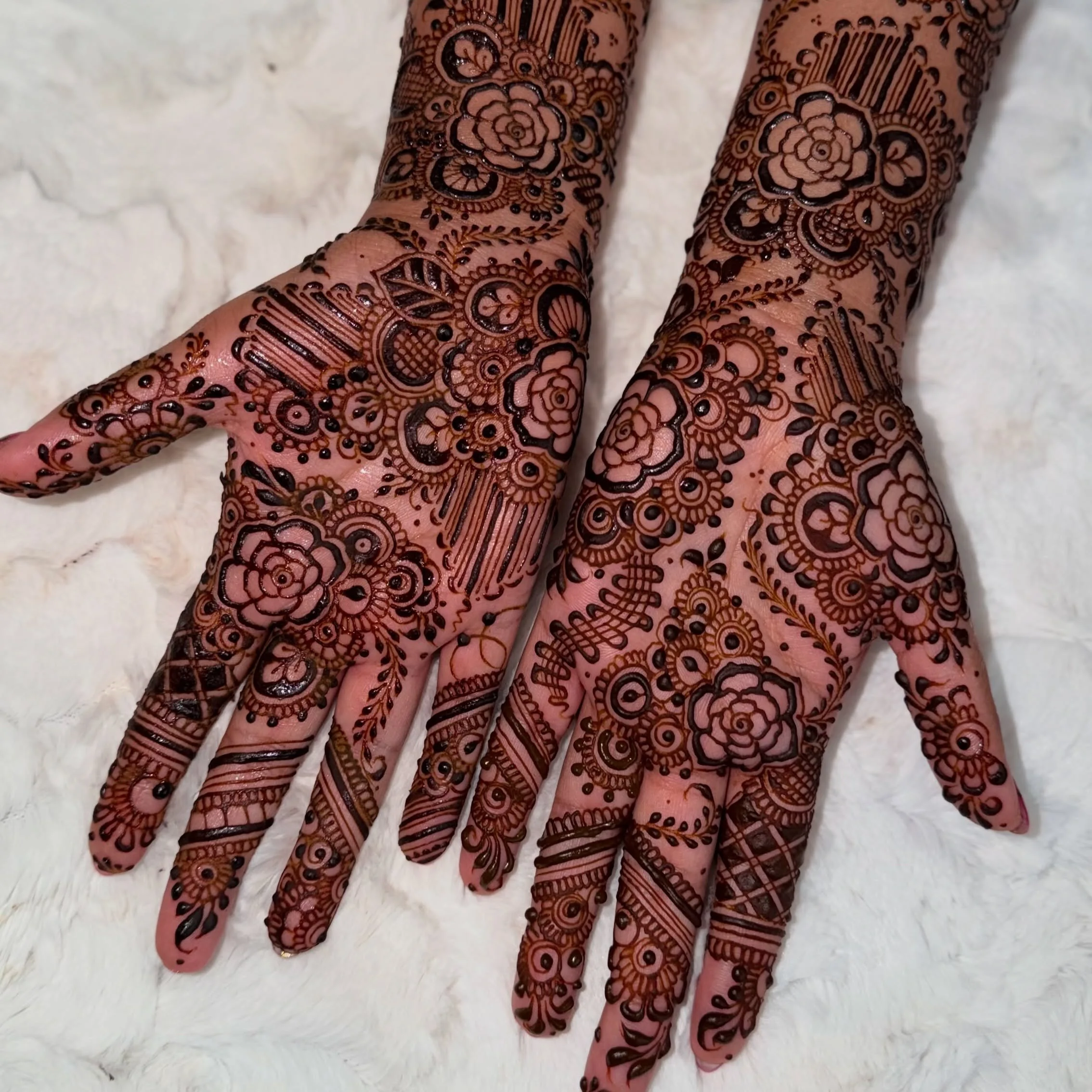 flowers mixed with a sleek, contemporary Western-style layout.

I have been absolutely dying to try this specific pattern, and seeing it come to life on her was an absolute dream. We skipped the traditional, ultra-dense fillers and instead focused on