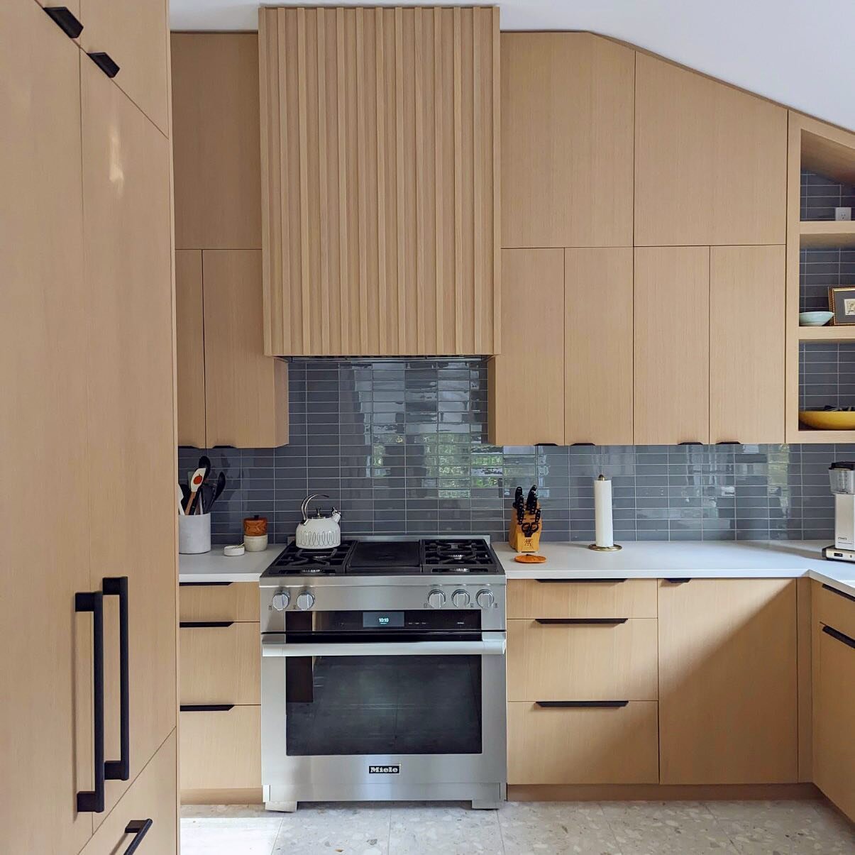 Great details throughout this kitchen in rift white oak with our light wash finish. The countertop (by @atlasstonefabricators) complements the cabinetry nicely. Thanks to @hxharchitects for the design.

#cabinetry #customcabinetry #customcabinetrydc 