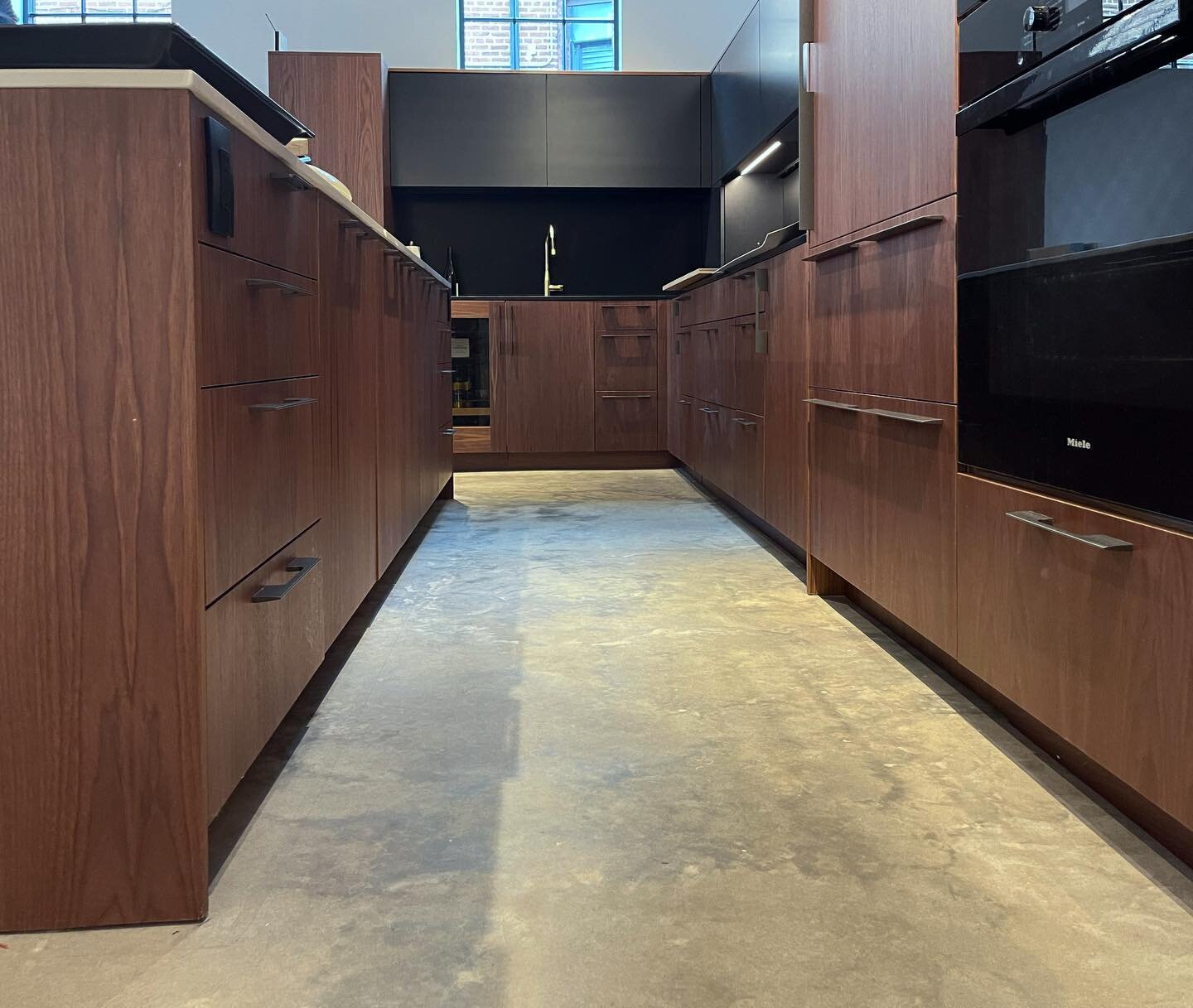 Custom kitchen by @patrickbrianjonespllc. Pulls by @viefeofficial.

@mieleusa #miele #mieleappliances #viefe #cabinetry #customcabinetry #customcabinetrydc #madeindc #custommade #customcabinetrydesign #customkitchen #customkitchens #shakeupyourstyle 