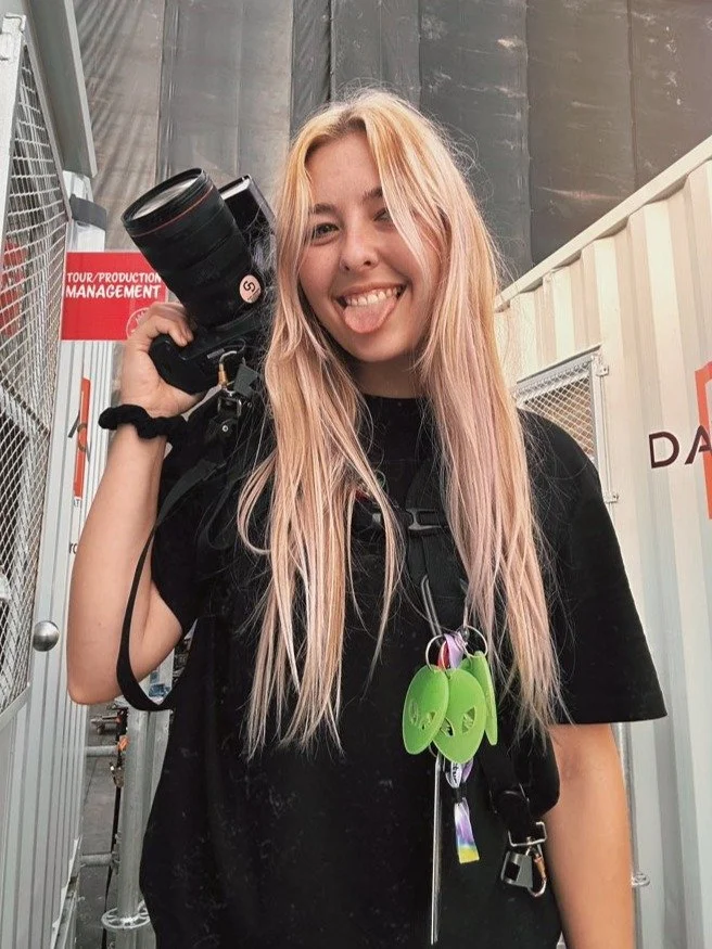 The face behind the lens + the superstar in front of it 🎤📸 Swipe through to see @gabydeimeke on tour with @jbalvin .

📸 : @gabydeimeke 

Ever wondered what life on tour is really like? 🎶✨ If you haven&rsquo;t tuned in yet, listen to the episode f