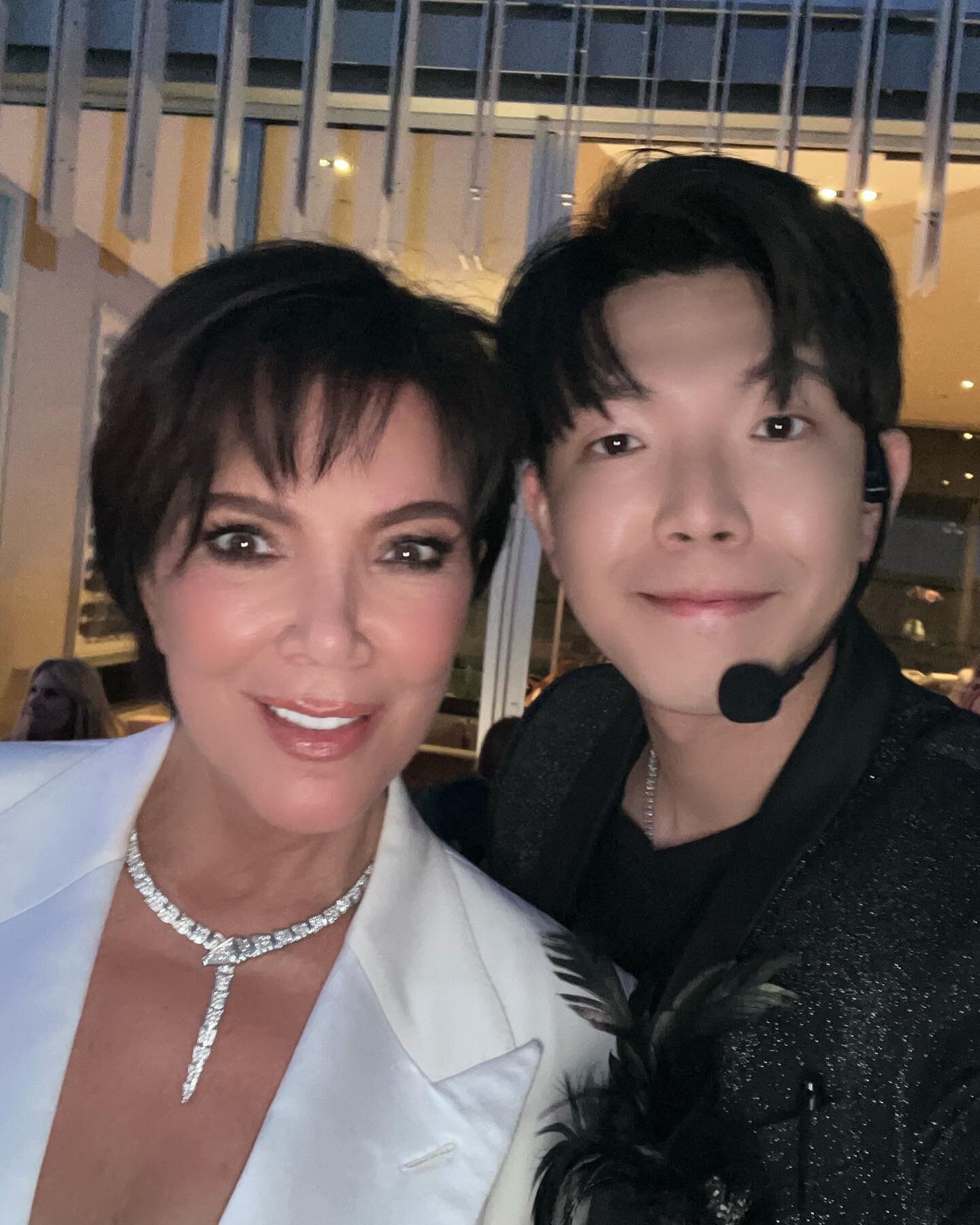 Just got Hulu and started watching the Kardashians. I'm only two episodes in and now @krisjenner you are right in front of me! What kind of real magic is this?! Video coming next!! #celebritymagician #losangelesmagician #losangelesmentalist